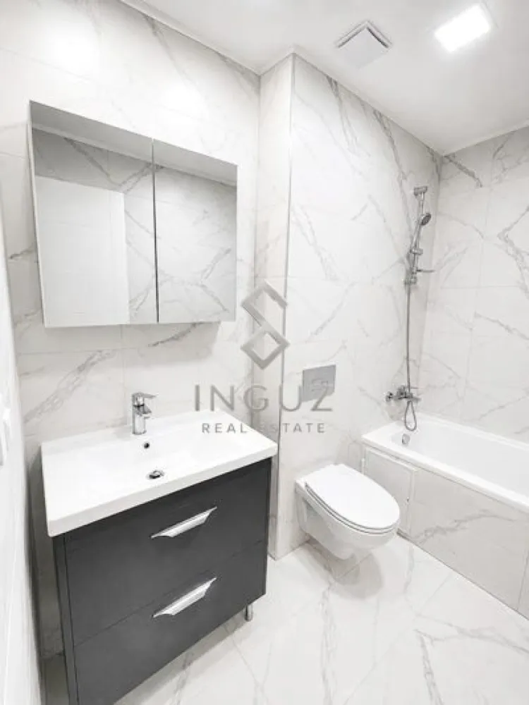 PRIMA ÎNCHIRIERE – APARTAMENT 2 CAMERE TIP STUDIO CU GRĂDINĂ PROPRIE - PRIMA ÎNCHIRIERE – APARTAMENT 2 CAMERE TIP STUDIO CU GRĂDINĂ PROPRIE – COSMOPOLIS

⬇️ العربية بالأسفل ⬇️

Disponibil imediat!

Vă prezentăm un apartament modern cu 2 camere tip studio, situat în complexul rezidențial Cosmopolis, una dintre cele mai apreciate comunități rezidențiale din nordul Bucureștiului.

Apartamentul se află la parter și beneficiază de grădină proprie, fiind alegerea ideală pentru persoanele care își doresc confort, intimitate și acces la facilități premium.

Detalii proprietate:
• 2 camere tip studio
• Suprafață utilă: 38 mp
• Parter
• Prima închiriere
• Complet mobilat și utilat
• Mobilier și electrocasnice noi
• Living luminos cu bucătărie open-space
• Dormitor confortabil
• Baie modernă
• Grădină proprie

Beneficii:
• Acces la piscinele din complex
• Ansamblu rezidențial modern și securizat
• Magazine, restaurante, cafenele și servicii în interiorul complexului
• Acces rapid către Pipera, A3 și zona de business din nordul Bucureștiului
• Ideal pentru o persoană sau un cuplu

Chirie: 600 Euro/lună

Comision agenție: 50% din valoarea primei luni de chirie + TVA.
━━━━━━━━━━━━━━━━━━━━

لأول إيجار – شقة غرفتين ستوديو مع حديقة خاصة – Cosmopolis

متوفرة للسكن فوراً.

شقة حديثة تقع داخل مجمع Cosmopolis السكني المميز في شمال بوخارست، وتُعرض للإيجار لأول مرة بعد تجهيزها بالكامل بأثاث وأجهزة جديدة.

تقع الشقة في الطابق الأرضي وتتميز بحديقة خاصة تمنح المزيد من الراحة والخصوصية، بالإضافة إلى إمكانية استخدام المسابح الموجودة داخل المجمع.

مواصفات الشقة:
• غرفتان ستوديو
• مساحة 38 متر مربع
• الطابق الأرضي
• أول إيجار
• مفروشة ومجهزة بالكامل
• أثاث وأجهزة كهربائية جديدة
• غرفة معيشة مع مطبخ مفتوح
• غرفة نوم مريحة
• حمام عصري
• حديقة خاصة

مميزات إضافية:
• إمكانية استخدام المسابح داخل المجمع
• مجمع سكني حديث وآمن
• متاجر ومطاعم ومقاهي وخدمات متنوعة داخل Cosmopolis
• وصول سريع إلى Pipera وشمال بوخارست
• مناسبة لشخص واحد أو زوجين

الإيجار: 600 يورو شهرياً

عمولة المكتب: 50٪ من قيمة أول شهر إيجار + الضريبة

للمزيد من المعلومات أو حجز موعد للمعاينة:

Inguz Real Estate
📱 +40 774 017 567
📱 +40 724 922 092
✉️ info.inguzrealestate.com