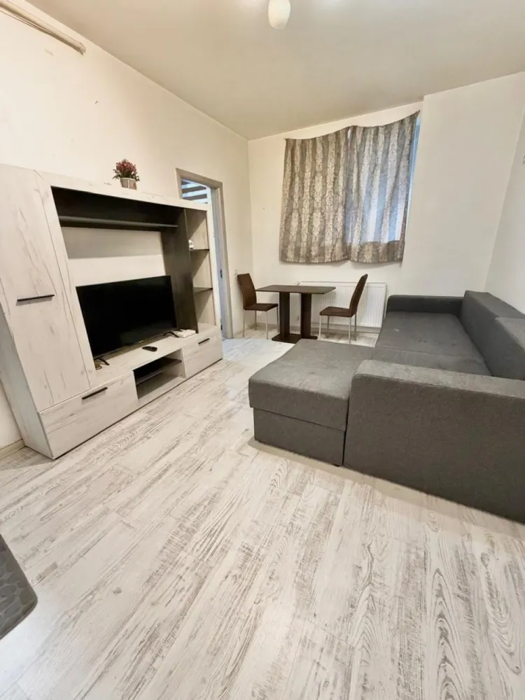 Garsoniera decomandata - Militari Residence Tineretului 35bis - AGENTIE IMOBILIARA - COMISION 50%

Garsonieră de închiriat în Militari Residence – Str. Tineretului 35 Bis

Vă propunem spre închiriere o garsonieră situată în cartierul Militari Residence, pe strada Tineretului 35 Bis, o zonă în continuă dezvoltare, apreciată pentru accesibilitate și facilități.

Locuința este ideală pentru o persoană sau un cuplu, oferind un spațiu bine compartimentat, luminos și confortabil. Garsoniera dispune de toate utilitățile necesare pentru un trai modern, fiind pregătită pentru mutare imediată.

În apropiere regăsiți magazine, supermarketuri, restaurante, farmacii, dar și acces facil către mijloacele de transport în comun, ceea ce face deplasarea rapidă către orice zonă a orașului.

Închirierea se realizează prin intermediul unei agenții imobiliare, iar la semnarea contractului se percepe un comision de 50% din valoarea primei chirii.

Pentru mai multe detalii și programarea unei vizionări, nu ezitați să ne contactați.