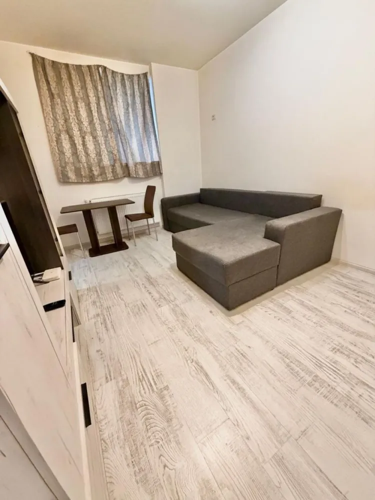 Garsoniera decomandata - Militari Residence Tineretului 35bis - AGENTIE IMOBILIARA - COMISION 50%

Garsonieră de închiriat în Militari Residence – Str. Tineretului 35 Bis

Vă propunem spre închiriere o garsonieră situată în cartierul Militari Residence, pe strada Tineretului 35 Bis, o zonă în continuă dezvoltare, apreciată pentru accesibilitate și facilități.

Locuința este ideală pentru o persoană sau un cuplu, oferind un spațiu bine compartimentat, luminos și confortabil. Garsoniera dispune de toate utilitățile necesare pentru un trai modern, fiind pregătită pentru mutare imediată.

În apropiere regăsiți magazine, supermarketuri, restaurante, farmacii, dar și acces facil către mijloacele de transport în comun, ceea ce face deplasarea rapidă către orice zonă a orașului.

Închirierea se realizează prin intermediul unei agenții imobiliare, iar la semnarea contractului se percepe un comision de 50% din valoarea primei chirii.

Pentru mai multe detalii și programarea unei vizionări, nu ezitați să ne contactați.