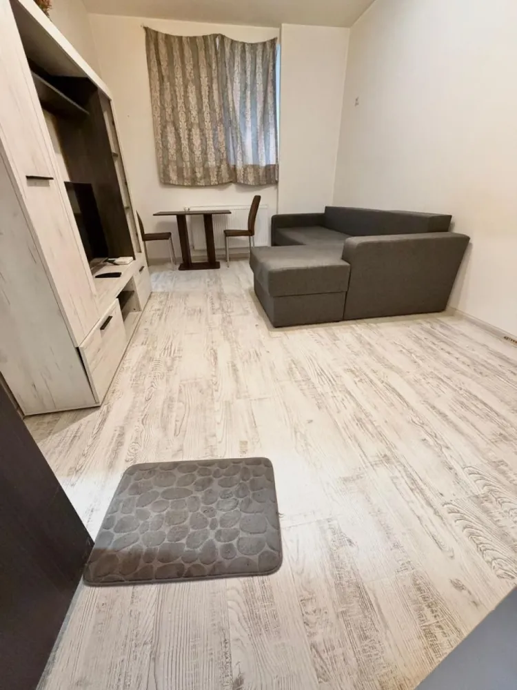 Garsoniera decomandata - Militari Residence Tineretului 35bis - AGENTIE IMOBILIARA - COMISION 50%

Garsonieră de închiriat în Militari Residence – Str. Tineretului 35 Bis

Vă propunem spre închiriere o garsonieră situată în cartierul Militari Residence, pe strada Tineretului 35 Bis, o zonă în continuă dezvoltare, apreciată pentru accesibilitate și facilități.

Locuința este ideală pentru o persoană sau un cuplu, oferind un spațiu bine compartimentat, luminos și confortabil. Garsoniera dispune de toate utilitățile necesare pentru un trai modern, fiind pregătită pentru mutare imediată.

În apropiere regăsiți magazine, supermarketuri, restaurante, farmacii, dar și acces facil către mijloacele de transport în comun, ceea ce face deplasarea rapidă către orice zonă a orașului.

Închirierea se realizează prin intermediul unei agenții imobiliare, iar la semnarea contractului se percepe un comision de 50% din valoarea primei chirii.

Pentru mai multe detalii și programarea unei vizionări, nu ezitați să ne contactați.