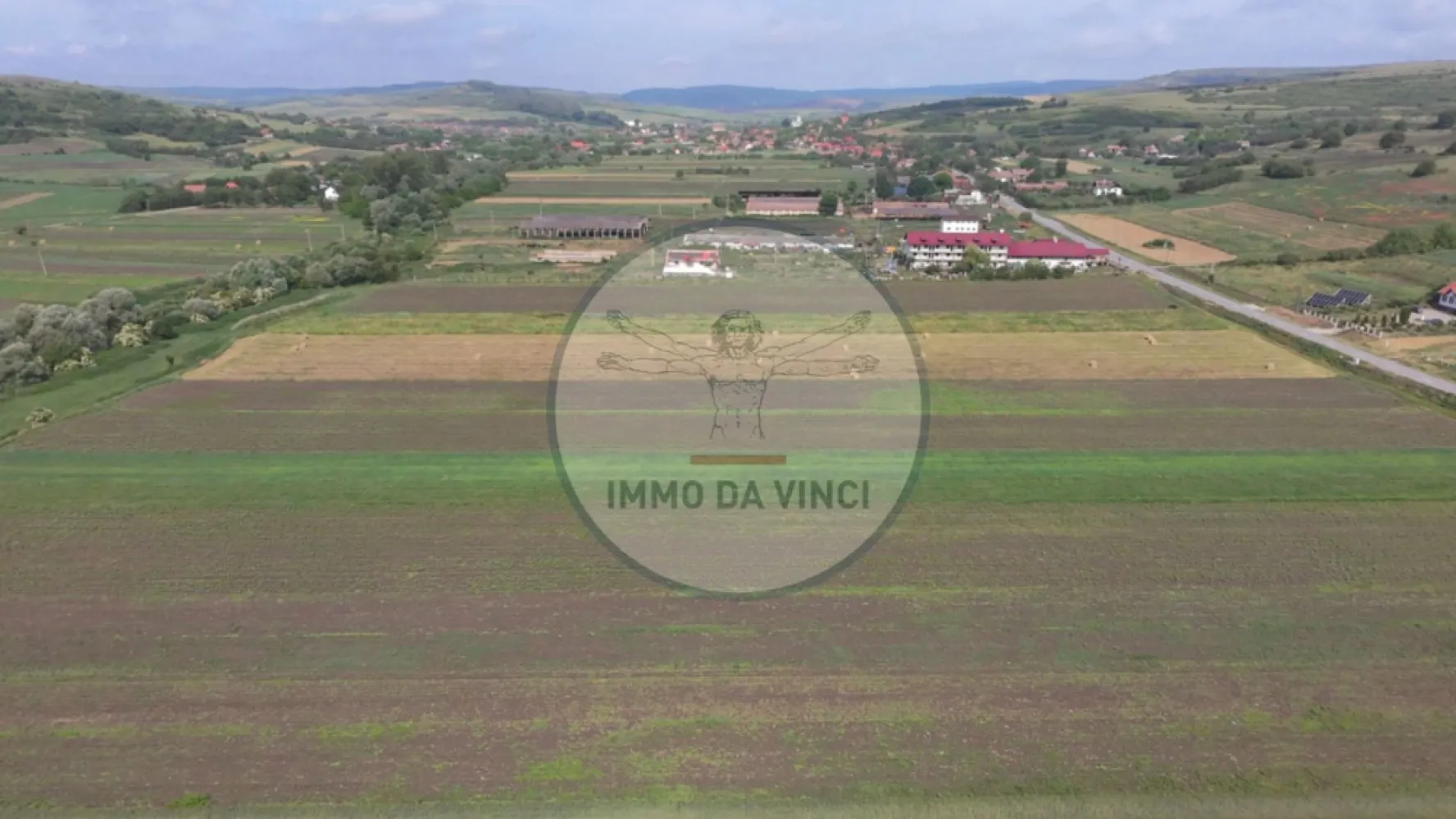 Teren 10.670 mp | Borșa Cluj | Front 38m | Utilități - Se vinde teren în comuna Borșa, județul Cluj, cu front 38 m la drumul principal asfaltat.
Terenul este curat CF 62912, fără sarcini, compus din:

3.977 mp intravilan – ideal pentru construcții, curte sau investiție
6.693 mp extravilan – pentru grădină, agricultură sau extindere viitoare
Avantaje:

Deschidere generoasă la drum asfaltat
Utilități (curent, apa, canalizare, fibră optică)
Parcelă unică, CF curat, gata de vânzare
Locație accesibilă și vizibilă, aproape de centru comunei