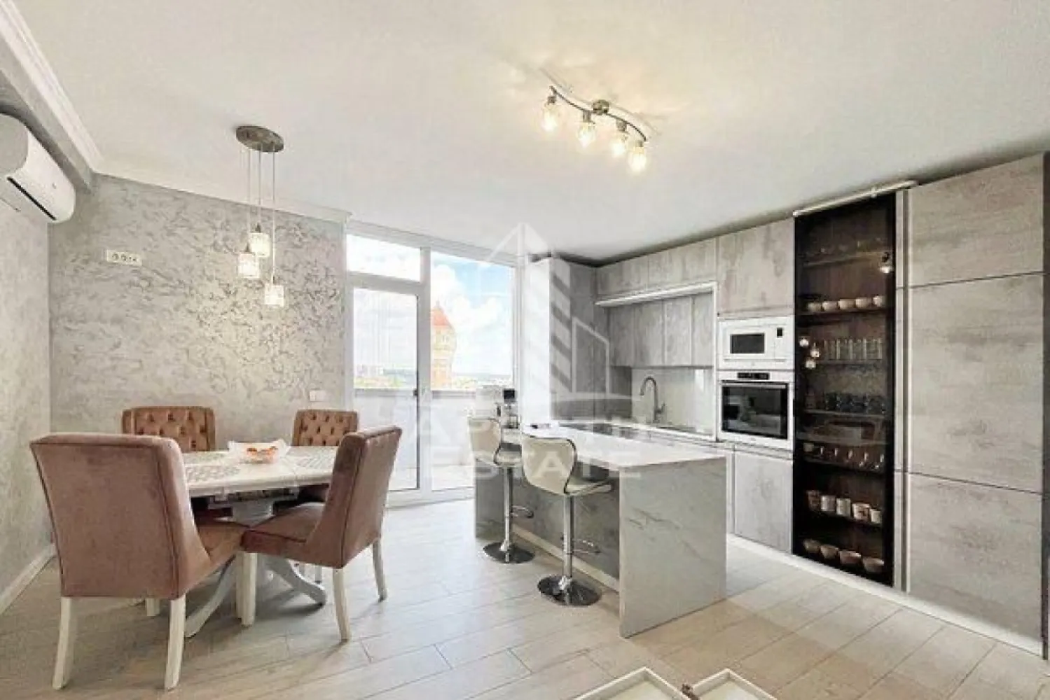 Apartament cu 3 camere de vanzare in zona Dorobantilor, Timisoara - Agentia imobiliara APOSTU ESTATE va propune spre vanzare un apartament modern cu 3 camere, situat in zona Dorobantilor, intr-un imobil construit in anul 2020.

Apartamentul este amplasat la etajul 7/7 si beneficiaza de o suprafata utila de 64 mp, la care se adauga un balcon de 4 mp. Compartimentarea este eficienta si moderna, fiind compusa din living open space cu bucataria, doua dormitoare si o baie.

Caracteristici:
• Suprafata utila: 64 mp
• Balcon: 4 mp
• Etaj: 7/7
• An constructie: 2020
• Clasa energetica A
• Incalzire in pardoseala
• Centrala termica proprie
• Aer conditionat
• Se vinde complet mobilat si utilat

Electrocasnice incluse:
• Aragaz
• Cuptor
• Hota
• Frigider
• Masina de spalat rufe
• Masina de spalat vase
• Electrocasnice de calitate superioara

Beneficii suplimentare:
• Loc de parcare subteran
• Boxa pentru depozitare
• Compartimentare moderna si functionala
• Finisaje si dotari de calitate

Vecinatati:
• Lidl
• Marele Restaurant Chinezesc
• Iguana Fitness
• Mijloace de transport in comun

Apartamentul reprezinta o alegere excelenta pentru cei care isi doresc confort, eficienta energetica si acces rapid catre principalele puncte de interes ale orasului.

Pentru mai multe detalii si programarea unei vizionari, va stam cu drag la dispozitie.

Agentia imobiliara Apostu Estate va ofera consultanta bancara gratuita prin intermediul colaboratorilor nostri pentru alegerea celui mai potrivit tip de credit, astfel incat tu sa devi noul proprietar al acestui apartament.
CP3137720