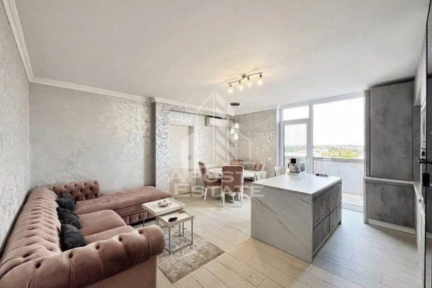 Apartament cu 3 camere de vanzare in zona Dorobantilor, Timisoara - Agentia imobiliara APOSTU ESTATE va propune spre vanzare un apartament modern cu 3 camere, situat in zona Dorobantilor, intr-un imobil construit in anul 2020.

Apartamentul este amplasat la etajul 7/7 si beneficiaza de o suprafata utila de 64 mp, la care se adauga un balcon de 4 mp. Compartimentarea este eficienta si moderna, fiind compusa din living open space cu bucataria, doua dormitoare si o baie.

Caracteristici:
• Suprafata utila: 64 mp
• Balcon: 4 mp
• Etaj: 7/7
• An constructie: 2020
• Clasa energetica A
• Incalzire in pardoseala
• Centrala termica proprie
• Aer conditionat
• Se vinde complet mobilat si utilat

Electrocasnice incluse:
• Aragaz
• Cuptor
• Hota
• Frigider
• Masina de spalat rufe
• Masina de spalat vase
• Electrocasnice de calitate superioara

Beneficii suplimentare:
• Loc de parcare subteran
• Boxa pentru depozitare
• Compartimentare moderna si functionala
• Finisaje si dotari de calitate

Vecinatati:
• Lidl
• Marele Restaurant Chinezesc
• Iguana Fitness
• Mijloace de transport in comun

Apartamentul reprezinta o alegere excelenta pentru cei care isi doresc confort, eficienta energetica si acces rapid catre principalele puncte de interes ale orasului.

Pentru mai multe detalii si programarea unei vizionari, va stam cu drag la dispozitie.

Agentia imobiliara Apostu Estate va ofera consultanta bancara gratuita prin intermediul colaboratorilor nostri pentru alegerea celui mai potrivit tip de credit, astfel incat tu sa devi noul proprietar al acestui apartament.
CP3137720