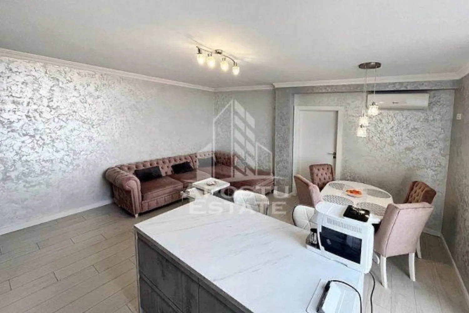 Apartament cu 3 camere de vanzare in zona Dorobantilor, Timisoara - Agentia imobiliara APOSTU ESTATE va propune spre vanzare un apartament modern cu 3 camere, situat in zona Dorobantilor, intr-un imobil construit in anul 2020.

Apartamentul este amplasat la etajul 7/7 si beneficiaza de o suprafata utila de 64 mp, la care se adauga un balcon de 4 mp. Compartimentarea este eficienta si moderna, fiind compusa din living open space cu bucataria, doua dormitoare si o baie.

Caracteristici:
• Suprafata utila: 64 mp
• Balcon: 4 mp
• Etaj: 7/7
• An constructie: 2020
• Clasa energetica A
• Incalzire in pardoseala
• Centrala termica proprie
• Aer conditionat
• Se vinde complet mobilat si utilat

Electrocasnice incluse:
• Aragaz
• Cuptor
• Hota
• Frigider
• Masina de spalat rufe
• Masina de spalat vase
• Electrocasnice de calitate superioara

Beneficii suplimentare:
• Loc de parcare subteran
• Boxa pentru depozitare
• Compartimentare moderna si functionala
• Finisaje si dotari de calitate

Vecinatati:
• Lidl
• Marele Restaurant Chinezesc
• Iguana Fitness
• Mijloace de transport in comun

Apartamentul reprezinta o alegere excelenta pentru cei care isi doresc confort, eficienta energetica si acces rapid catre principalele puncte de interes ale orasului.

Pentru mai multe detalii si programarea unei vizionari, va stam cu drag la dispozitie.

Agentia imobiliara Apostu Estate va ofera consultanta bancara gratuita prin intermediul colaboratorilor nostri pentru alegerea celui mai potrivit tip de credit, astfel incat tu sa devi noul proprietar al acestui apartament.
CP3137720