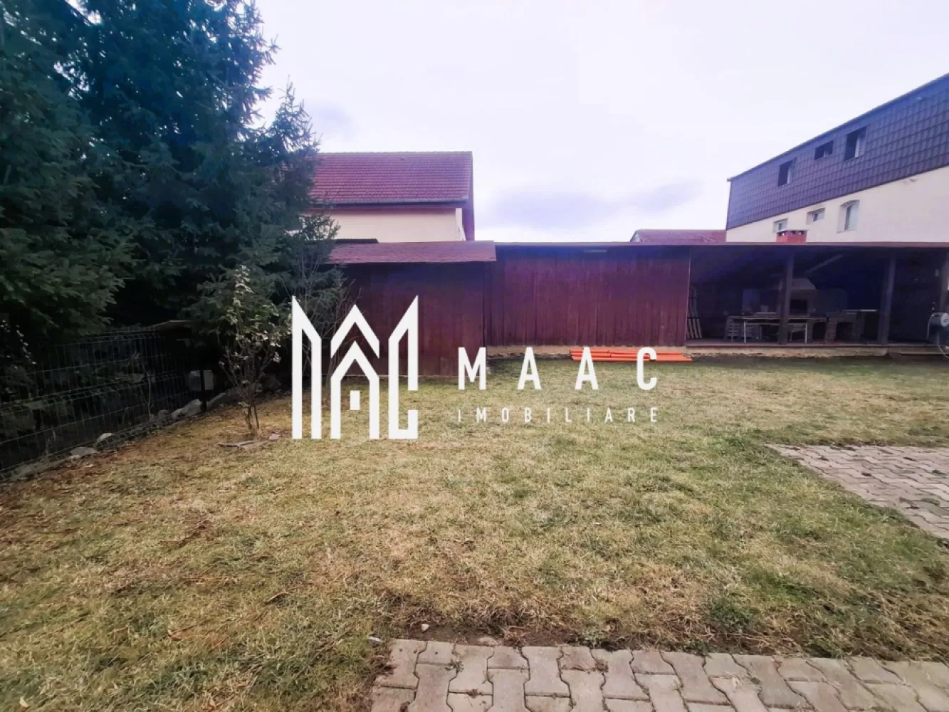 Spatiu de birouri | 250 mp | Selimbar - MAAC Imobiliare va ofera spre închiriere o proprietate versatilă, ideală pentru activități de birou. Imobilul este dispus pe parter, etaj și mansardă, având o compartimentare practică și funcțională, gândită special pentru eficiență și confort. Compartimentare: Parterul dispune de un hol de acces generos, două birouri luminoase, bucătărie cu cămară, baie cu geam de aerisire, casa scării și acces către o terasă ideală pentru momente de relaxare. Etajul este compus din hol de acces, patru birouri bine proporționate, o baie spațioasă cu geam de aerisire și o terasă, perfectă pentru pauze sau întâlniri informale. Mansarda oferă o cameră mare, ideală pentru sală de ședințe sau training, două birouri, o baie spațioasă cu geam de aerisire, precum și un spațiu suplimentar ce poate fi utilizat pentru depozitare. Curte și facilități exterioare: Proprietatea beneficiază de curte individuală de aproximativ 300 mp, cu zonă verde amenajată, zonă pavată, garaj, precum și o filigorie cu zonă de grătar, ideală pentru momente de relaxare sau evenimente de echipă. Avantaje: Compartimentare practică, ideală pentru birouri sau activități administrative Se poate preda mobilată, conform fotografiilor Spații generoase pentru depozitare Garaj inclus Locuri de parcare: 2 exterioare + 1 în garaj }}