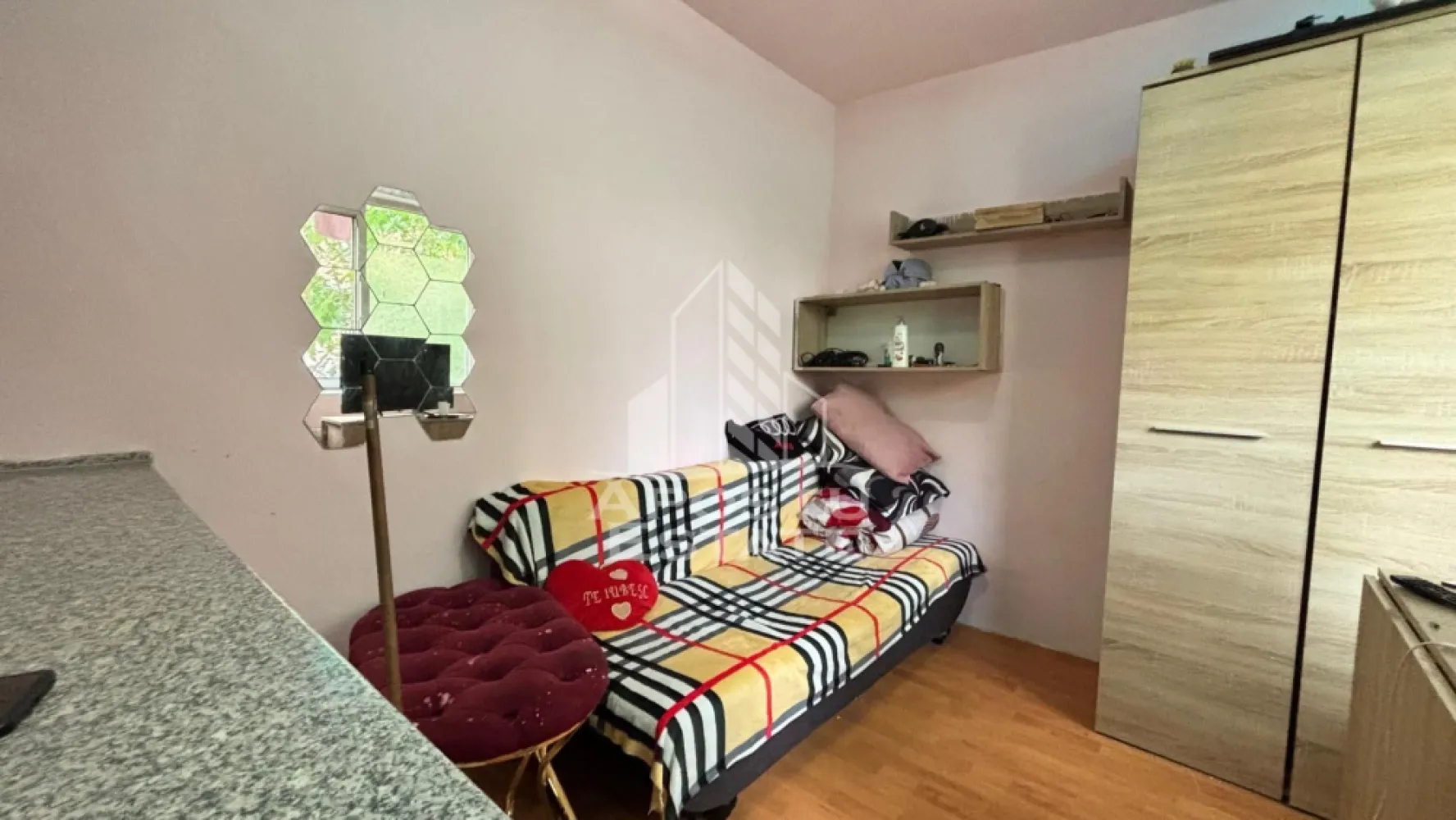 Garsoniera de vanzare in zona Complexului Studentesc, Timisoara, et 1 - Apostu Estate va propune spre vanzare o garsoniera moderna, complet renovata, situata la etajul 1/4 , in zona Complexul Studentesc.
Este ideala atat pentru locuit cat si pentru investitie,fiind situata intr-o zona foarte cautata, aproape de mijloace de transport,universitati, supermarketuri,restaurante si alte puncte de interes ale orasului.

Caracteristici:
-suprafata utila-12mp
-izolata interior
-instalatie electrica si sanitara schimbate
-mobilier nou
-rulouri la geam
-incalzire prin calorifere la reteaua orasului

Agentia imobiliara Apostu Estate va ofera consultanta bancara gratuita prin intermediul colaboratorilor nostri pentru alegerea celui mai potrivit tip de credit, astfel incat tu sa devi noul proprietar al acestui apartament.

Va asteptam cu drag la vizionare!