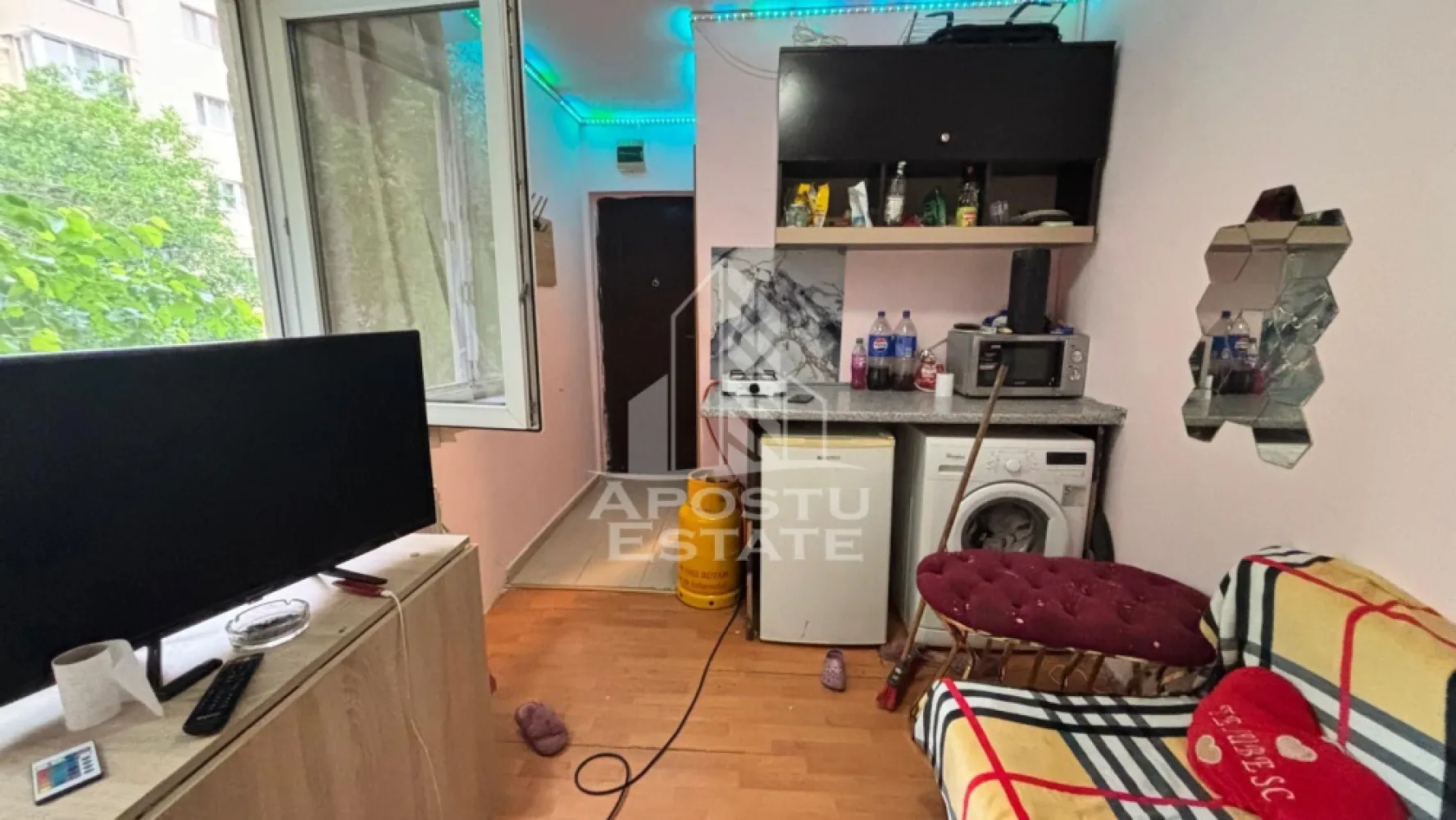 Garsoniera de vanzare in zona Complexului Studentesc, Timisoara, et 1 - Apostu Estate va propune spre vanzare o garsoniera moderna, complet renovata, situata la etajul 1/4 , in zona Complexul Studentesc.
Este ideala atat pentru locuit cat si pentru investitie,fiind situata intr-o zona foarte cautata, aproape de mijloace de transport,universitati, supermarketuri,restaurante si alte puncte de interes ale orasului.

Caracteristici:
-suprafata utila-12mp
-izolata interior
-instalatie electrica si sanitara schimbate
-mobilier nou
-rulouri la geam
-incalzire prin calorifere la reteaua orasului

Agentia imobiliara Apostu Estate va ofera consultanta bancara gratuita prin intermediul colaboratorilor nostri pentru alegerea celui mai potrivit tip de credit, astfel incat tu sa devi noul proprietar al acestui apartament.

Va asteptam cu drag la vizionare!