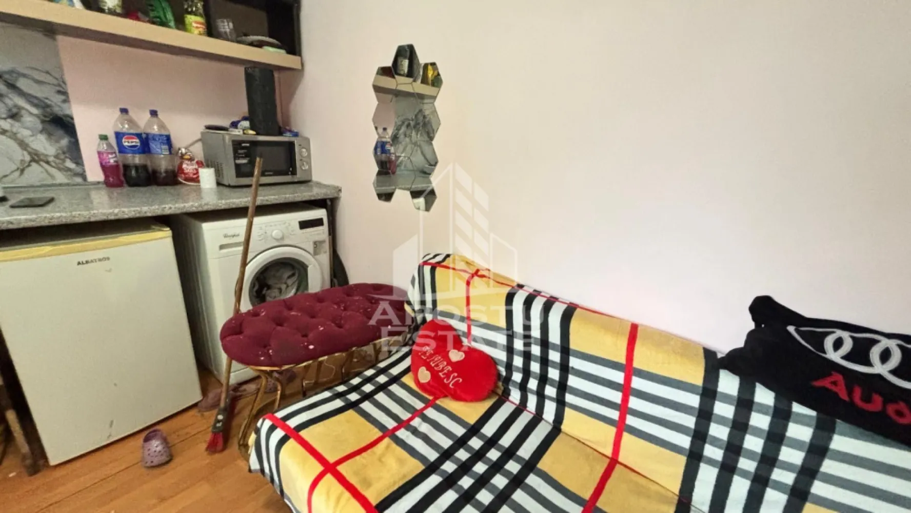 Garsoniera de vanzare in zona Complexului Studentesc, Timisoara, et 1 - Apostu Estate va propune spre vanzare o garsoniera moderna, complet renovata, situata la etajul 1/4 , in zona Complexul Studentesc.
Este ideala atat pentru locuit cat si pentru investitie,fiind situata intr-o zona foarte cautata, aproape de mijloace de transport,universitati, supermarketuri,restaurante si alte puncte de interes ale orasului.

Caracteristici:
-suprafata utila-12mp
-izolata interior
-instalatie electrica si sanitara schimbate
-mobilier nou
-rulouri la geam
-incalzire prin calorifere la reteaua orasului

Agentia imobiliara Apostu Estate va ofera consultanta bancara gratuita prin intermediul colaboratorilor nostri pentru alegerea celui mai potrivit tip de credit, astfel incat tu sa devi noul proprietar al acestui apartament.

Va asteptam cu drag la vizionare!