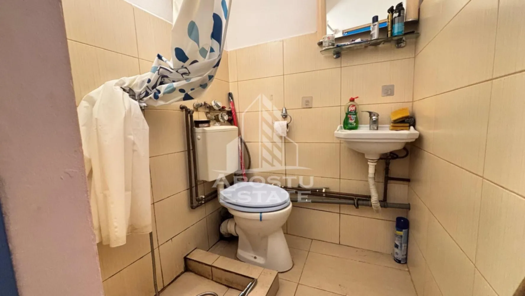 Garsoniera de vanzare in zona Complexului Studentesc, Timisoara, et 1 - Apostu Estate va propune spre vanzare o garsoniera moderna, complet renovata, situata la etajul 1/4 , in zona Complexul Studentesc.
Este ideala atat pentru locuit cat si pentru investitie,fiind situata intr-o zona foarte cautata, aproape de mijloace de transport,universitati, supermarketuri,restaurante si alte puncte de interes ale orasului.

Caracteristici:
-suprafata utila-12mp
-izolata interior
-instalatie electrica si sanitara schimbate
-mobilier nou
-rulouri la geam
-incalzire prin calorifere la reteaua orasului

Agentia imobiliara Apostu Estate va ofera consultanta bancara gratuita prin intermediul colaboratorilor nostri pentru alegerea celui mai potrivit tip de credit, astfel incat tu sa devi noul proprietar al acestui apartament.

Va asteptam cu drag la vizionare!