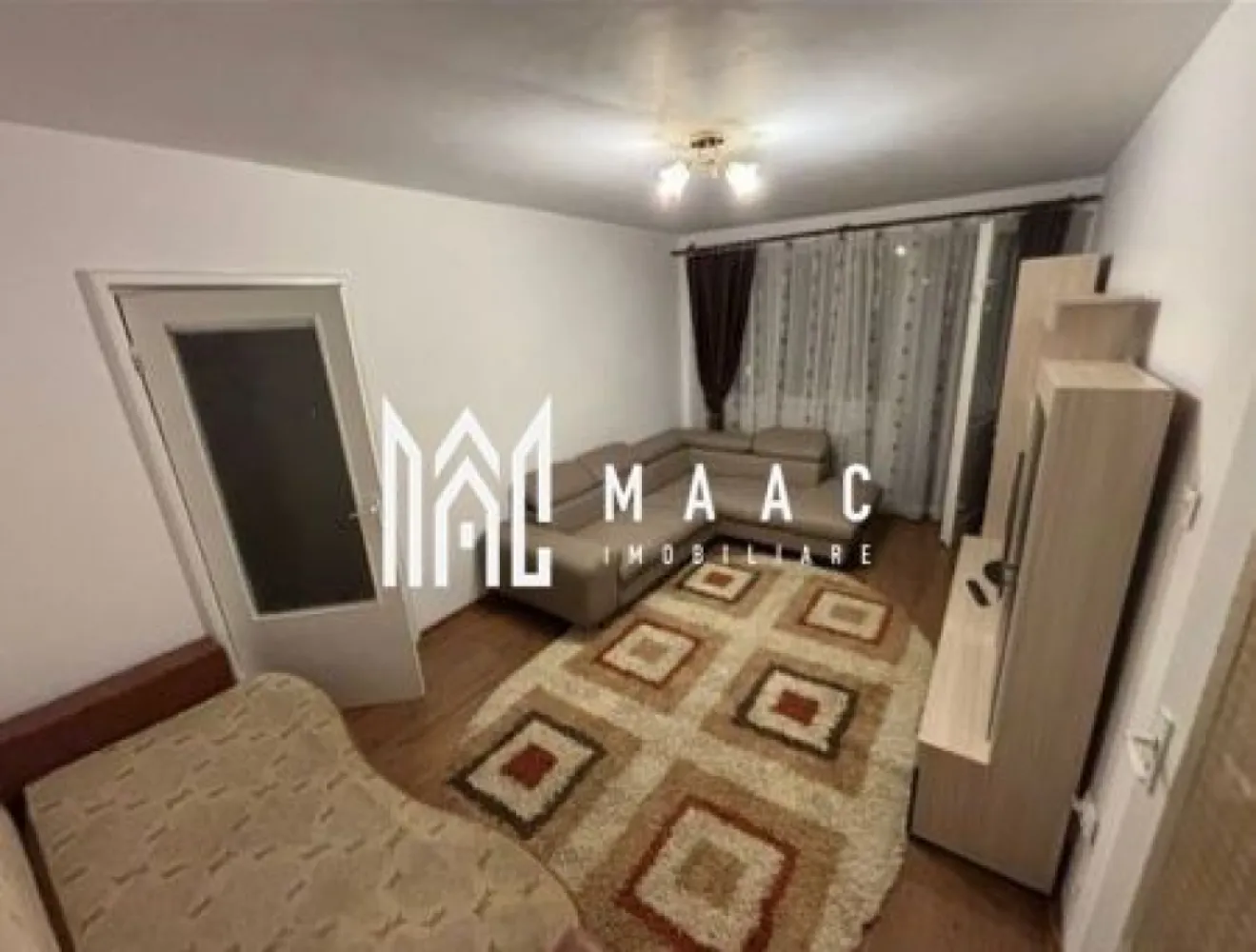 Apartament 2 camere | Balcon | 46 MPU | Etaj 4 | Mihai Viteazul - MAAC Imobiliare vă propune spre închiriere un apartament cu 2 camere, semidecomandat, cu o suprafață utilă de 46 mp, situat la etajul 4, într-o zonă liniștită și bine conectată la facilitățile orașului.

Locuința este complet mobilată și utilată, fiind pregătită pentru mutare imediată. Apartamentul oferă un spațiu confortabil și bine organizat, ideal pentru o persoană, un cuplu sau o familie la început de drum.

Detalii apartament
Suprafață utilă: 46 mp
Etaj: 4
Compartimentare semidecomandată
Living luminos
Dormitor confortabil
Bucătărie separată
Baie
Hol
Balcon
Spații de depozitare
Dotări și beneficii
Complet mobilat și utilat
Disponibil imediat
Balcon ideal pentru relaxare
Spații de depozitare generoase
Compartimentare practică și funcțională
Costuri reduse de întreținere
Locuință luminoasă și primitoare
Avantaje locație
Zonă liniștită și accesibilă
Aproape de:
stații de autobuz
magazine de cartier și supermarketuri
școli și grădinițe
farmacii
bănci
parcuri și locuri de joacă
Acces rapid către centrul orașului și principalele zone de interes din Sibiu
Potrivit pentru

 persoană singură
 cuplu
 familie tânără
 chirie pe termen lung

Pentru informații suplimentare, menționează codul ID: CP3138187