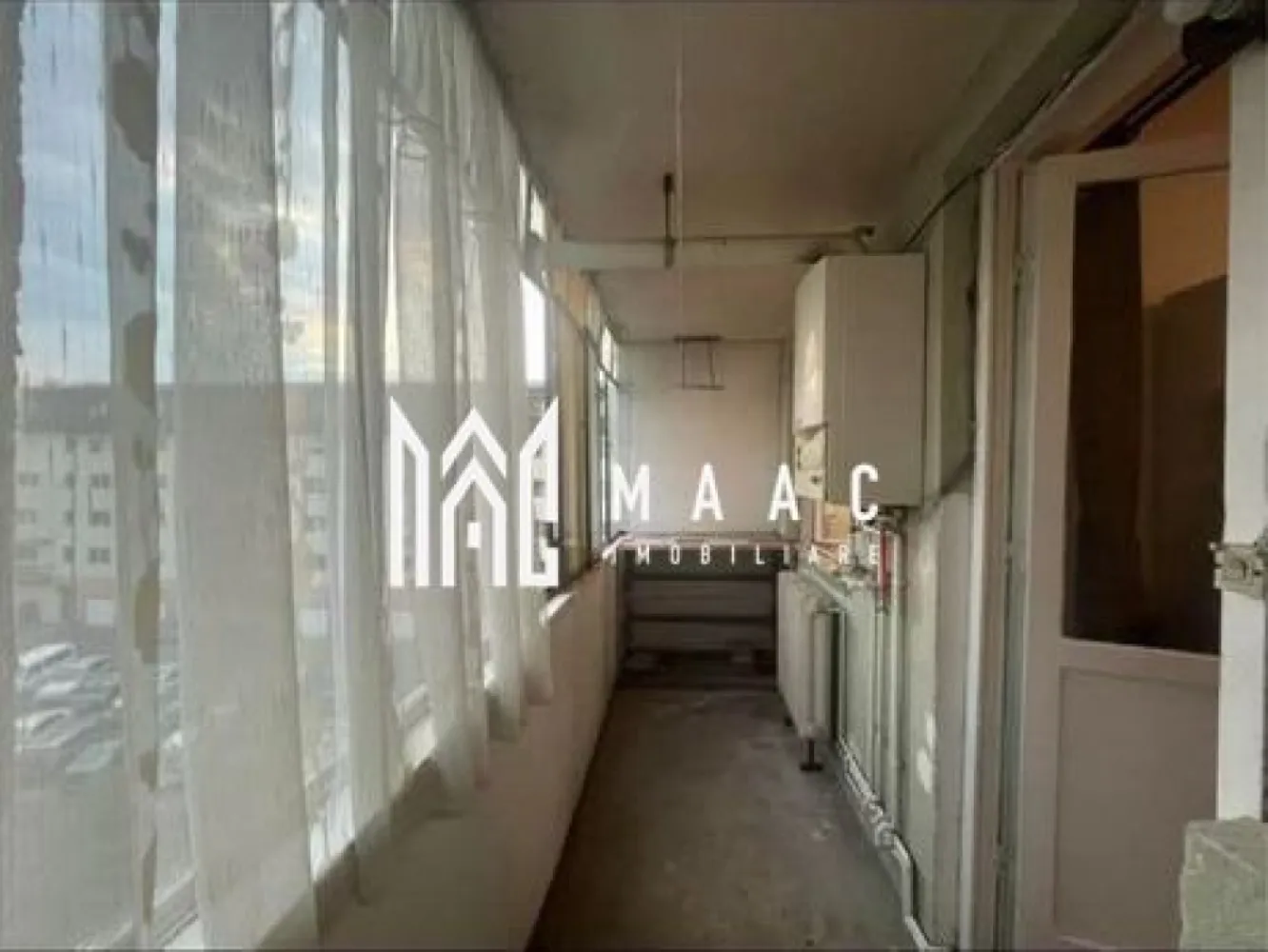 Apartament 2 camere | Balcon | 46 MPU | Etaj 4 | Mihai Viteazul - MAAC Imobiliare vă propune spre închiriere un apartament cu 2 camere, semidecomandat, cu o suprafață utilă de 46 mp, situat la etajul 4, într-o zonă liniștită și bine conectată la facilitățile orașului.

Locuința este complet mobilată și utilată, fiind pregătită pentru mutare imediată. Apartamentul oferă un spațiu confortabil și bine organizat, ideal pentru o persoană, un cuplu sau o familie la început de drum.

Detalii apartament
Suprafață utilă: 46 mp
Etaj: 4
Compartimentare semidecomandată
Living luminos
Dormitor confortabil
Bucătărie separată
Baie
Hol
Balcon
Spații de depozitare
Dotări și beneficii
Complet mobilat și utilat
Disponibil imediat
Balcon ideal pentru relaxare
Spații de depozitare generoase
Compartimentare practică și funcțională
Costuri reduse de întreținere
Locuință luminoasă și primitoare
Avantaje locație
Zonă liniștită și accesibilă
Aproape de:
stații de autobuz
magazine de cartier și supermarketuri
școli și grădinițe
farmacii
bănci
parcuri și locuri de joacă
Acces rapid către centrul orașului și principalele zone de interes din Sibiu
Potrivit pentru

 persoană singură
 cuplu
 familie tânără
 chirie pe termen lung

Pentru informații suplimentare, menționează codul ID: CP3138187