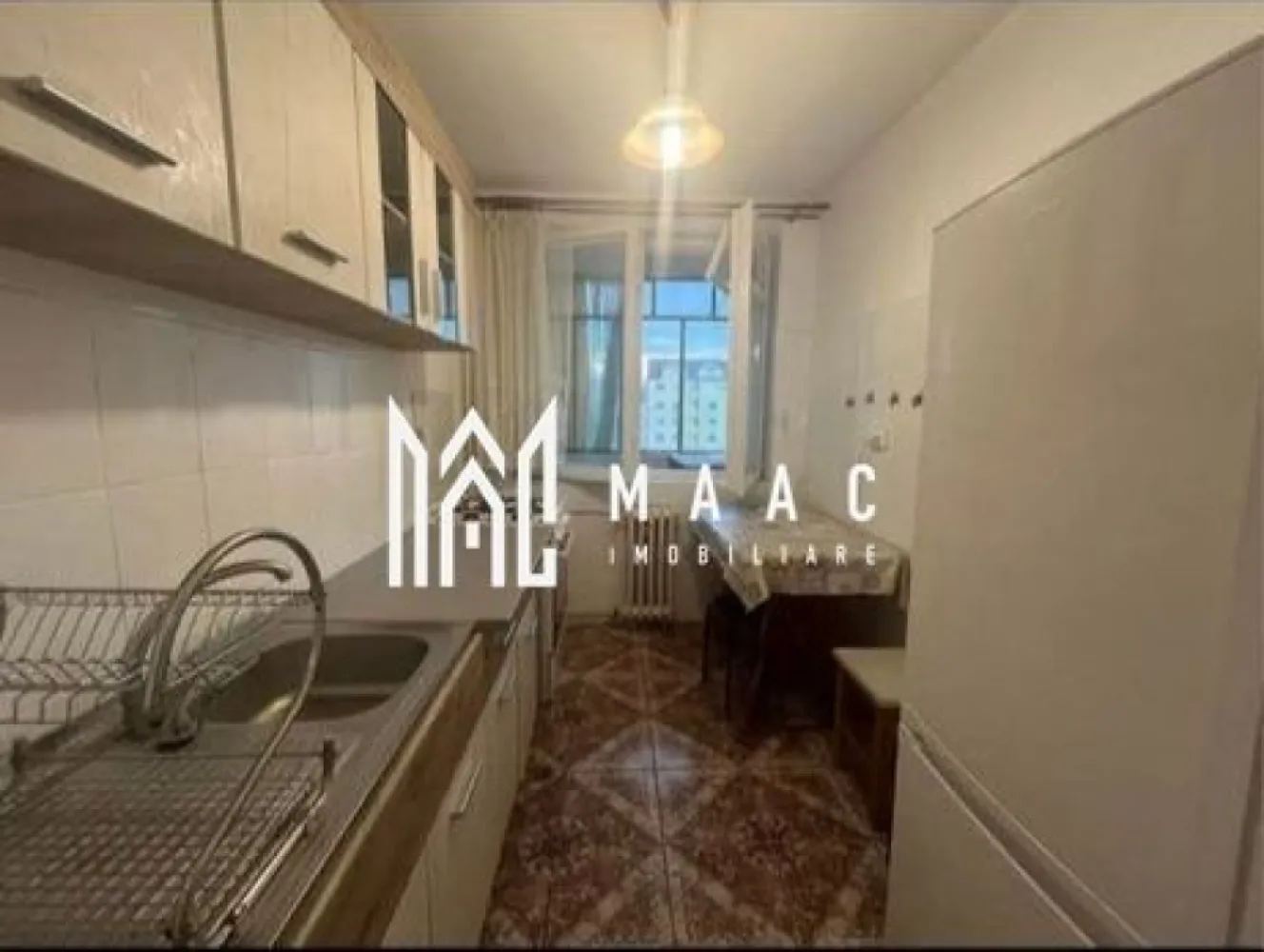 Apartament 2 camere | Balcon | 46 MPU | Etaj 4 | Mihai Viteazul - MAAC Imobiliare vă propune spre vânzare un apartament cu 2 camere, semidecomandat, cu o suprafață utilă de 46 mp, situat la etajul 4, într-o zonă liniștită și bine conectată la toate facilitățile orașului.

Locuința se vinde complet mobilată și utilată, fiind pregătită pentru mutare imediată sau pentru închiriere. Datorită poziționării excelente și costurilor reduse de întreținere, apartamentul este o alegere foarte bună atât pentru locuit, cât și pentru investiție.

Detalii apartament
Suprafață utilă: 46 mp
Etaj: 4
Compartimentare semidecomandată
Living luminos
Dormitor confortabil
Bucătărie separată
Baie
Hol
Balcon
Spații de depozitare
Dotări și beneficii
Complet mobilat și utilat
Gata pentru mutare imediată
Balcon ideal pentru relaxare
Spații de depozitare utile pentru organizare eficientă
Compartimentare practică și funcțională
Costuri reduse de întreținere
Ideal pentru locuință personală sau investiție
Avantaje locație
Zonă liniștită și apreciată
Aproape de:
stații de autobuz
magazine de cartier și supermarketuri
școli și grădinițe
farmacii
bănci
parcuri și locuri de joacă
Acces rapid către centrul orașului și principalele zone de interes din Sibiu
Potrivit pentru

 locuință personală
 cuplu tânăr
 investiție imobiliară
 închiriere pe termen lung
 închiriere pentru studenți sau tineri profesioniști

Pentru informații suplimentare, menționează codul ID: CP3138218