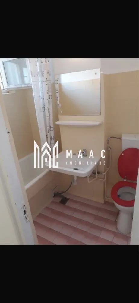 Apartament 2 camere | Balcon | 46 MPU | Etaj 4 | Mihai Viteazul - MAAC Imobiliare vă propune spre vânzare un apartament cu 2 camere, semidecomandat, cu o suprafață utilă de 46 mp, situat la etajul 4, într-o zonă liniștită și bine conectată la toate facilitățile orașului.

Locuința se vinde complet mobilată și utilată, fiind pregătită pentru mutare imediată sau pentru închiriere. Datorită poziționării excelente și costurilor reduse de întreținere, apartamentul este o alegere foarte bună atât pentru locuit, cât și pentru investiție.

Detalii apartament
Suprafață utilă: 46 mp
Etaj: 4
Compartimentare semidecomandată
Living luminos
Dormitor confortabil
Bucătărie separată
Baie
Hol
Balcon
Spații de depozitare
Dotări și beneficii
Complet mobilat și utilat
Gata pentru mutare imediată
Balcon ideal pentru relaxare
Spații de depozitare utile pentru organizare eficientă
Compartimentare practică și funcțională
Costuri reduse de întreținere
Ideal pentru locuință personală sau investiție
Avantaje locație
Zonă liniștită și apreciată
Aproape de:
stații de autobuz
magazine de cartier și supermarketuri
școli și grădinițe
farmacii
bănci
parcuri și locuri de joacă
Acces rapid către centrul orașului și principalele zone de interes din Sibiu
Potrivit pentru

 locuință personală
 cuplu tânăr
 investiție imobiliară
 închiriere pe termen lung
 închiriere pentru studenți sau tineri profesioniști

Pentru informații suplimentare, menționează codul ID: CP3138218