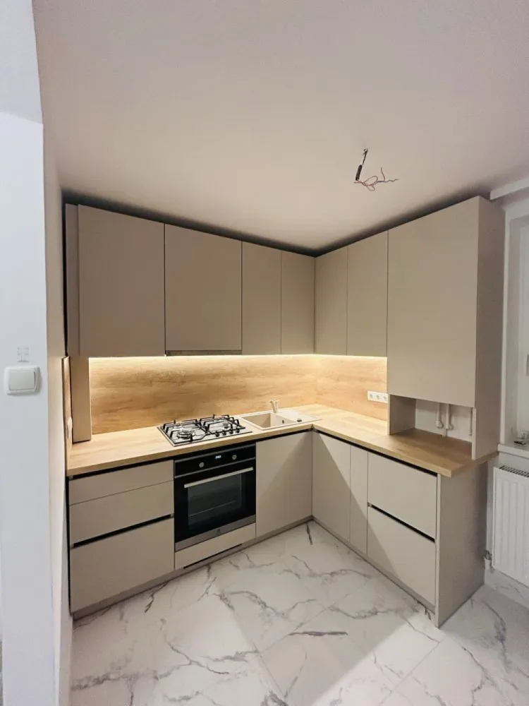 BRASADAS vinde ap 2 cam RENOVAT utilat parcare Micro 14 - Agentia Imobiliara BRASADAS vinde apartament cu 2 camere COMPLET RENOVAT, mobilat și utilat in Micro 14, Satu Mare.

Zonă liniștită și foarte bine poziționată, aproape de școli, magazine, spital și centre comerciale.

Apartamentul beneficiază de centrală termică inteligentă, care poate fi controlată de la distanță prin aplicație, inclusiv reglarea temperaturii, oferind confort sporit și un control eficient al consumului.

Apartamentul are o suprafață utilă de 53,4 mp, este situat la etajul 4 și a fost renovat integral recent. Renovarea a inclus înlocuirea completă a instalației electrice și sanitare, montarea unei centrale termice noi, calorifere noi, geamuri termopan noi și jaluzele electrice cu telecomandă.

Locuința se vinde complet mobilată și utilată, inclusiv cu electrocasnice, fiind pregătită pentru mutare imediată, fără alte investiții.

Dotări și avantaje:

Renovare completă, realizată recent
Instalație electrică și sanitară nouă
Centrală termică nouă
Calorifere noi
Aer condiționat
Geamuri termopan noi
Jaluzele electrice cu telecomandă
Balcon de 3 mp
Loc de parcare rezervat
Acoperiș refăcut
Costuri reduse de întreținere
Vecini liniștiți

Localizare excelentă, aproape de:

Școala Generală „Mircea Eliade”
Spitalul Județean Satu Mare
Piața Someș
Shopping City Satu Mare
Lidl
Stații de transport în comun

Apartamentul este ideal pentru o familie, un cuplu tânăr sau pentru investiție, datorită poziției foarte bune și a faptului că nu necesită nicio renovare.

Www.brasadas.com.
