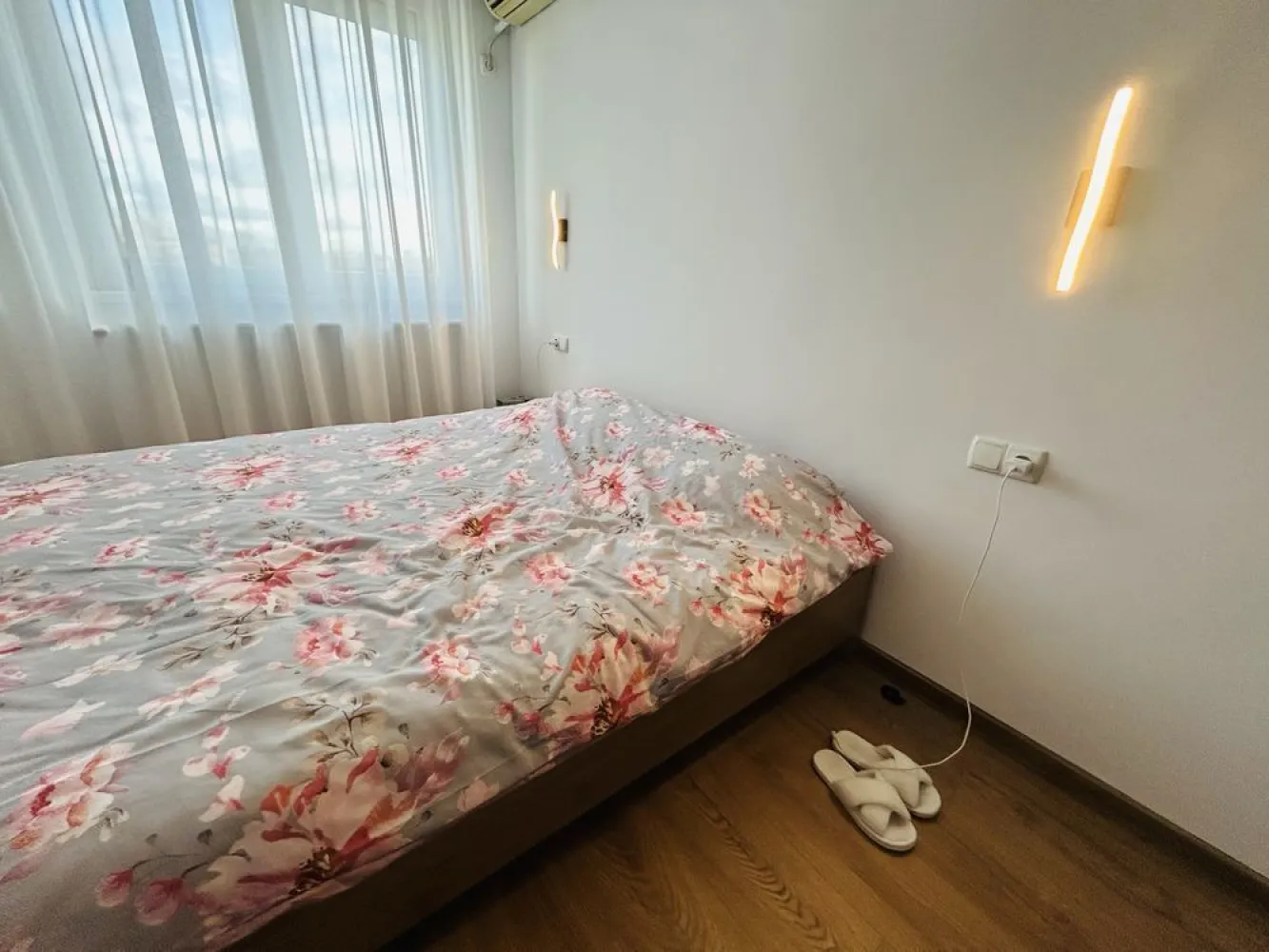 BRASADAS vinde ap 2 cam RENOVAT utilat parcare Micro 14 - Agentia Imobiliara BRASADAS vinde apartament cu 2 camere COMPLET RENOVAT, mobilat și utilat in Micro 14, Satu Mare.

Zonă liniștită și foarte bine poziționată, aproape de școli, magazine, spital și centre comerciale.

Apartamentul beneficiază de centrală termică inteligentă, care poate fi controlată de la distanță prin aplicație, inclusiv reglarea temperaturii, oferind confort sporit și un control eficient al consumului.

Apartamentul are o suprafață utilă de 53,4 mp, este situat la etajul 4 și a fost renovat integral recent. Renovarea a inclus înlocuirea completă a instalației electrice și sanitare, montarea unei centrale termice noi, calorifere noi, geamuri termopan noi și jaluzele electrice cu telecomandă.

Locuința se vinde complet mobilată și utilată, inclusiv cu electrocasnice, fiind pregătită pentru mutare imediată, fără alte investiții.

Dotări și avantaje:

Renovare completă, realizată recent
Instalație electrică și sanitară nouă
Centrală termică nouă
Calorifere noi
Aer condiționat
Geamuri termopan noi
Jaluzele electrice cu telecomandă
Balcon de 3 mp
Loc de parcare rezervat
Acoperiș refăcut
Costuri reduse de întreținere
Vecini liniștiți

Localizare excelentă, aproape de:

Școala Generală „Mircea Eliade”
Spitalul Județean Satu Mare
Piața Someș
Shopping City Satu Mare
Lidl
Stații de transport în comun

Apartamentul este ideal pentru o familie, un cuplu tânăr sau pentru investiție, datorită poziției foarte bune și a faptului că nu necesită nicio renovare.

Www.brasadas.com.