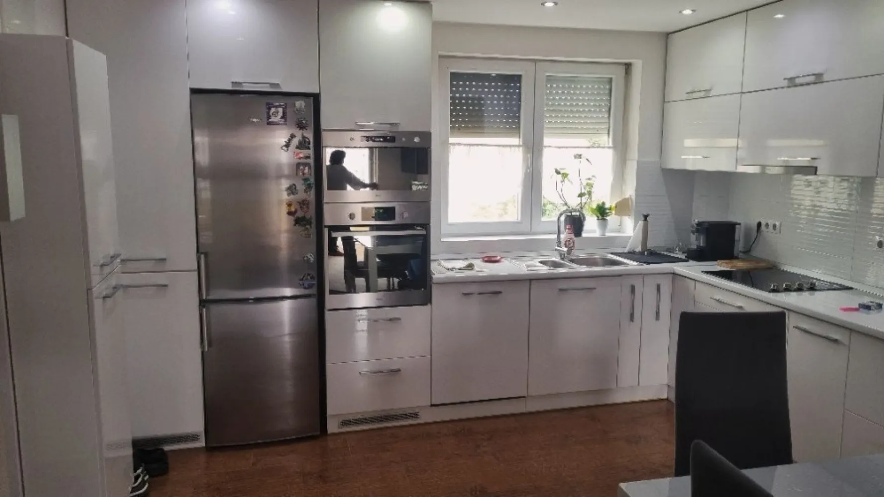 BRASADAS vinde ap 2 cam etaj 3 in centrul vechi! - Agenția imobiliara BRASADAS vinde apartament cu 2 camere in centrul vechi, utilat si mobilat complet, cu încălzire în pardoseala, aer condiționat în ambele camere, masina de spălat vase, frigider, aparat de cafea, cuptor electric, cuptor microunde, plita electrica, mașină de spălat rufe, TV, sistem audio, parcare privată automatizata si supravegheată in interiorul curții blocului.
Www.brasadas.com.