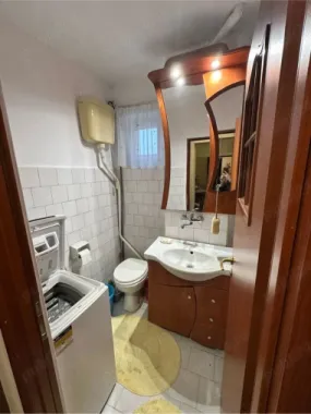 BRASADAS vinde ap 2 cam cu balcon etaj 2/3 Botizului.