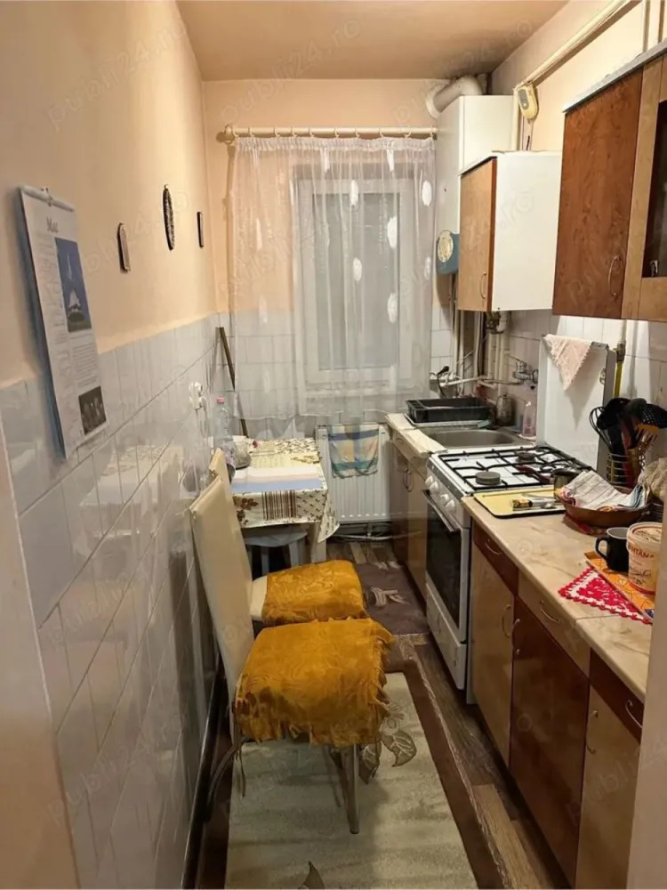 BRASADAS vinde ap 2 cam cu balcon etaj 2/3 Botizului. - Agenția imobiliara BRASADAS vinde apartament cu 2 camere, 42mp, situat la etajul 2/3 în Satu Mare, strada Botizului. 
Apartamentul este compus din 2 camere, baie, bucătărie, hol și balcon. 
Apartamentul are centrală proprie.
Www.brasadas.com.