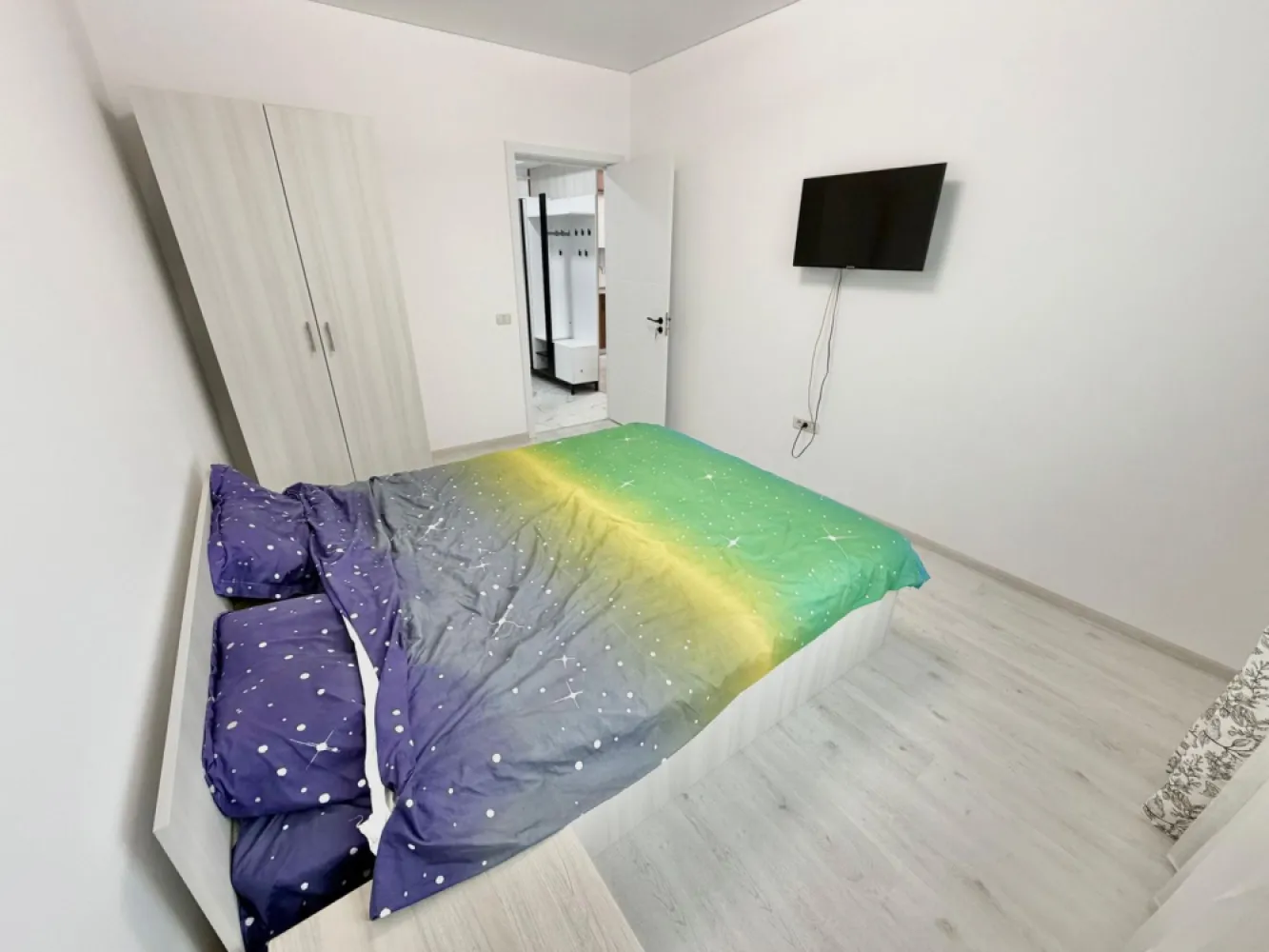 Apartament 2 camere LUX - Militari,Residence - Agentie imobiliara - comision 50%

Vă propunem spre închiriere un apartament cu 2 camere, situat în Militari Residence ideal pentru cei care își doresc confort și acces rapid la facilități.

*Detalii proprietate:*

* Apartament 2 camere
* Complet mobilat și utilat, gata de mutare imediată
* Spații bine compartimentate, oferind confort și funcționalitate
* Bucătărie echipată cu electrocasnice necesare
* Ideal pentru cupluri sau persoane singure

*Avantaje locație:*

* Acces rapid la supermarketuri, restaurante și alte puncte de interes
* Aproape de mijloace de transport în comun
* Zonă liniștită, cu acces facil către București

*Condiții închiriere:*

* Se închiriază prin intermediul agenției imobiliare
* Comision: 50% din valoarea unei luni de chirie

Apartamentul este pregătit pentru noii chiriași și oferă un echilibru foarte bun între confort, locație și accesibilitate.

Pentru mai multe detalii sau programarea unei vizionări, vă stăm la dispoziție.
