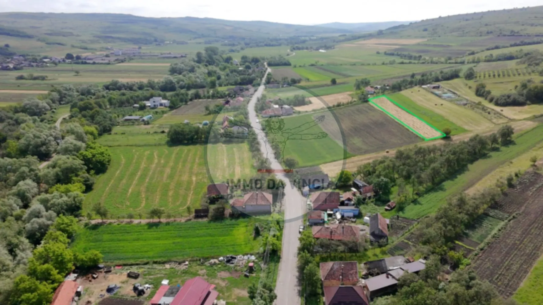 Teren Intravilan 1.439 mp Borșa, Cluj – Ideal Casă sau Cabană - Propunem spre vânzare un teren intravilan generos, în suprafață de 1.439 mp, situat în localitatea Borșa, județul Cluj. 
Proprietatea reprezintă oportunitatea perfectă pentru cei care își doresc o locuință individuală sau o cabană de weekend într-o zonă liniștită, dar accesibilă.

Caracteristici principale:
Suprafață: 1.439 mp (intravilan)
Preț: 15 EUR / mp (Preț total: 21.585 EUR)
Locație: Borșa, Cluj 25km de oraș 

Avantaje și facilități:
Terenul se află la doar aproximativ 200 de metri de drumul asfaltat.
Utilități în zonă: Conectare rapidă și facilă la rețelele de curent, apă, canalizare și fibră optică.
Potențial: Configurația terenului este ideală pentru construcția unei case unifamiliale sau a unei unități de vacanță.Bucurați-vă de aer curat și intimitate, rămânând în același timp conectați la facilitățile moderne. 

Pentru mai multe detalii sau pentru a programa o vizionare, nu ezitați să ne contactați!