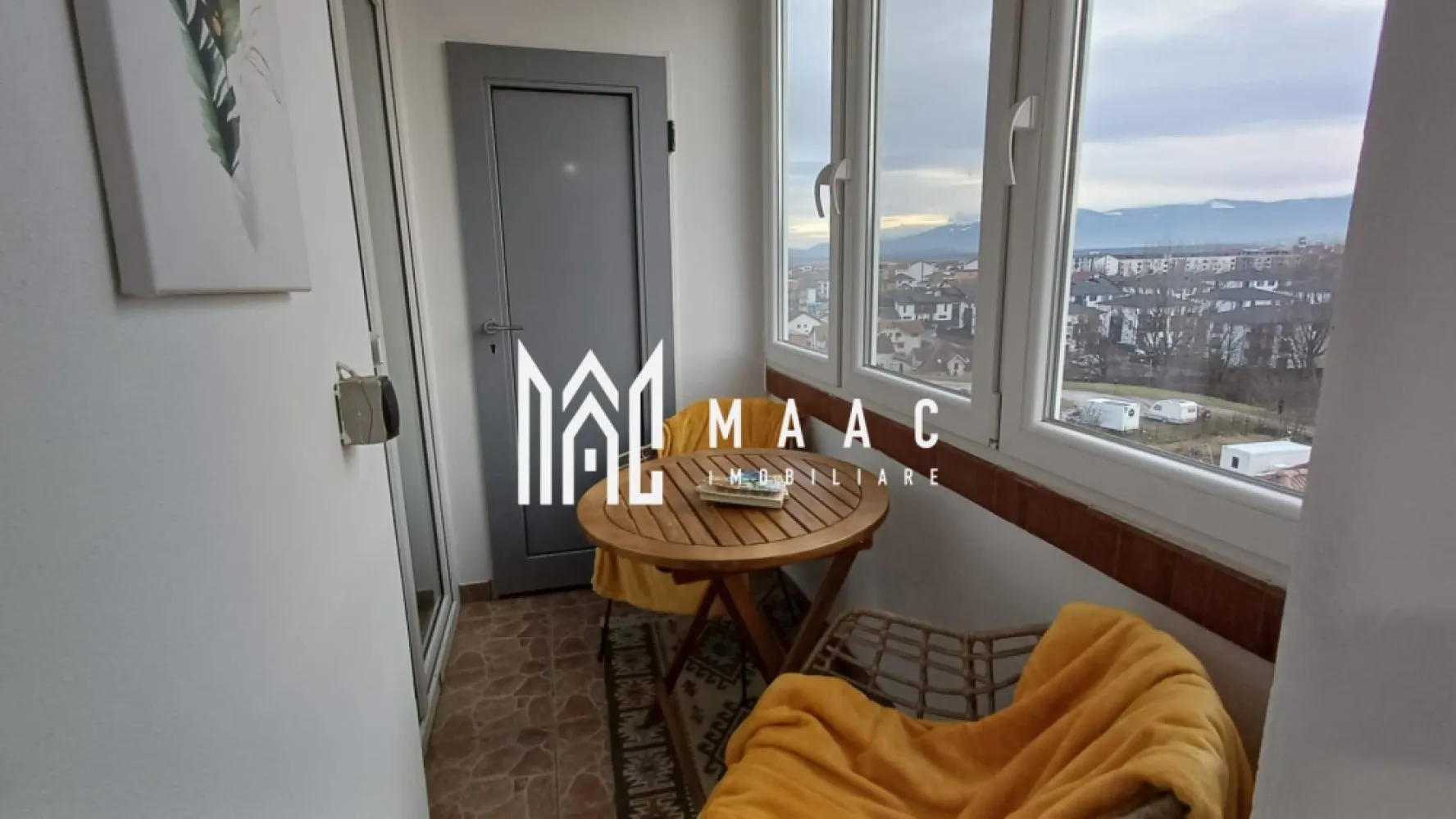 Apartament | 3 camere | Decomandat | Balcon | 73 MPU | Vasile Aaron - Maac Imobiliare vă propune spre vânzare un apartament cu 3 camere, cu o suprafață utilă de 73 mp, compartimentat eficient, bine întreținut și situat într-o zonă cu multiple puncte de interes. În imediata apropiere se regăsesc magazine, școli, stații de autobuz, iar grădinița este amplasată chiar la ieșirea din bloc, un avantaj important pentru familii. Compartimentare funcțională: bucătărie cu zonă de luat masa living complet mobilat 2 dormitoare mobilate baie cu geam pentru aerisire balcon închis dressing Dotări și finisaje: aer condiționat în fiecare cameră bucătărie complet mobilată și utilată balcon închis, utilizabil pe tot parcursul anului pivniță inclusă în proprietate Apartamentul se vinde complet mobilat, fiind ideal atât pentru mutare imediată, cât și pentru investiție. Compartimentarea eficientă, poziționarea excelentă și dotările existente oferă un nivel ridicat de confort și funcționalitate. Pentru mai multe detalii și programarea unei vizionări, vă invităm să contactați Maac Imobiliare, specificând ID: CP2888116 }}
