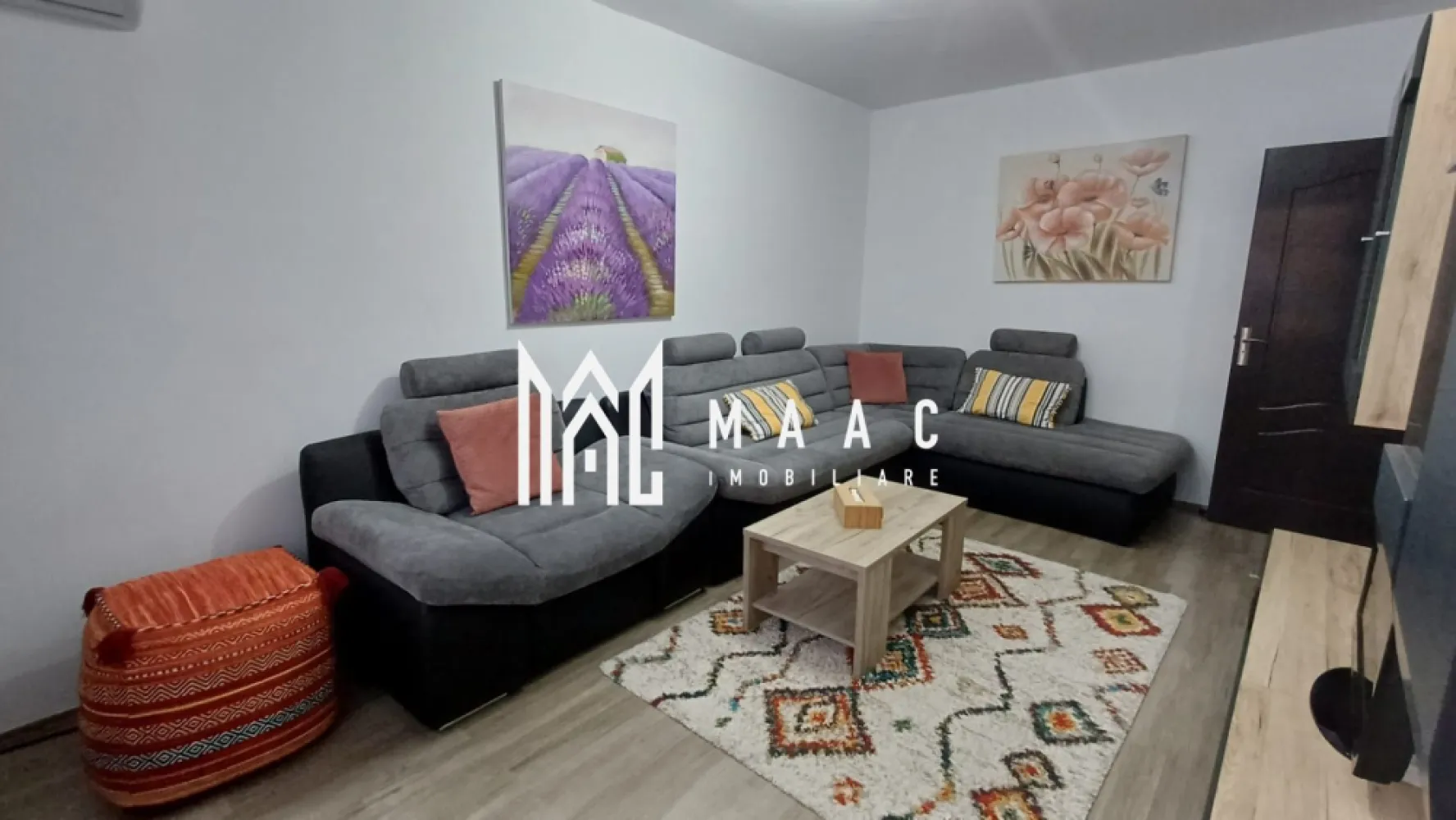 Apartament | 3 camere | Decomandat | Balcon | 73 MPU | Vasile Aaron - Maac Imobiliare vă propune spre vânzare un apartament cu 3 camere, cu o suprafață utilă de 73 mp, compartimentat eficient, bine întreținut și situat într-o zonă cu multiple puncte de interes. În imediata apropiere se regăsesc magazine, școli, stații de autobuz, iar grădinița este amplasată chiar la ieșirea din bloc, un avantaj important pentru familii. Compartimentare funcțională: bucătărie cu zonă de luat masa living complet mobilat 2 dormitoare mobilate baie cu geam pentru aerisire balcon închis dressing Dotări și finisaje: aer condiționat în fiecare cameră bucătărie complet mobilată și utilată balcon închis, utilizabil pe tot parcursul anului pivniță inclusă în proprietate Apartamentul se vinde complet mobilat, fiind ideal atât pentru mutare imediată, cât și pentru investiție. Compartimentarea eficientă, poziționarea excelentă și dotările existente oferă un nivel ridicat de confort și funcționalitate. Pentru mai multe detalii și programarea unei vizionări, vă invităm să contactați Maac Imobiliare, specificând ID: CP2888116 }}