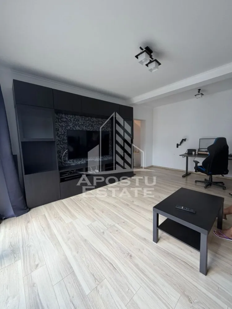 Apartament 2 camere , de închiriat , Loc de parcare, Giroc - Agentia imobiliara APOSTU ESTATE va propune spre inchiriere un apartament cu 2 camere, spatios si luminos, o zona linistita si bine pozitionata din Giroc, potrivit pentru cupluri,familii, sau studenti care isi doresc o locuinta unde sa se simta confortabil si cu acces facil catre scoli, statii de autobuz, supermarketuri , magazine de zona, parcuri.

Suprafata utila: 52 mp
Compartimentare eficienta:
-Hol de acces generos
-Bucatarie complet mobilata si utilata, cu loc de luat masa
-Living luminos si spatios
-Dormitor mobilat si utilat
-Baie prevazuta cu cada
-Balcon deschis 
-Loc de parcare
Confort si facilitati:
-Incalzirea apartamentului: centrala proprie cu încălzire in pardoseala 
-Apartamentul este complet mobilat si utilat
-Se accepta animale de companie de catre proprietar
Localizare:
-Timis, Giroc – acces facil spre magazine, supermarketul Lidl, scoli, parcuri si mijloace de transport in comun.
Ideal pentru:
-Familii
-Cupluri
-Studenti
Pret chirie lunara: 400 euro 
Programeaza o vizionare pentru a-ti putea imagina viitorul aici!
ID intern: CP3144955