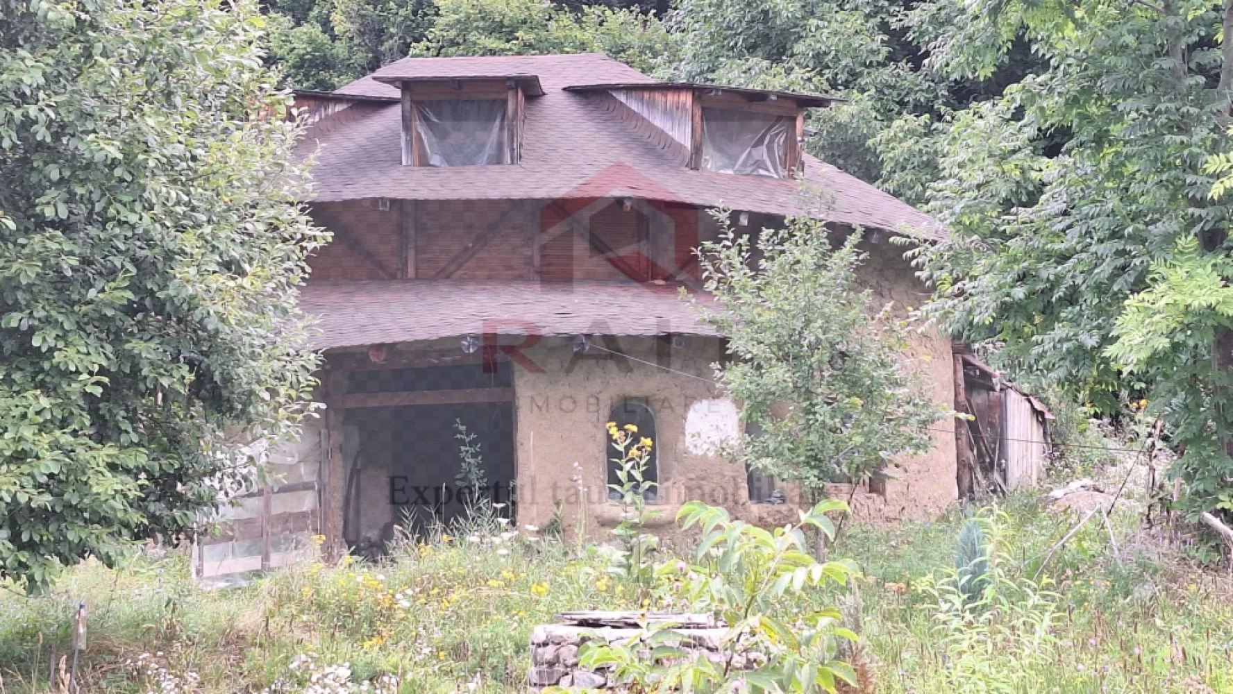 VANZARE ANSAMBLU CASUTE BRADULET ARGES - Situată pe valea Vâlsanului, într-o zonă pitorească de dealuri retrase, această proprietate impresionantă se află la doar 10 km de munții Făgăraș. Proprietatea cuprinde două cabane din lemn și o casă ecologică de COB, totalizând aproximativ 210 mp de suprafață construită, conform documentelor oficiale.
*Cabanele de lemn:*
- Fiecare cabană este construită din scânduri de brad, cu dimensiuni de 3,5 m lungime și 4 cm grosime, îmbinate în stil lego.
- Suprafața utilă totală: 40 mp (20 mp la parter și 20 mp în podul mansardat).
- Alimentate cu energie electrică prin panouri solare și apă potabilă din fântâna aflată la 10 m distanță.
- Podul mansardat, extins cu un balcon, poate fi utilizat ca spațiu de joacă sau de relaxare pentru copii.
*A doua cabană de lemn:*
- Suprafață utilă: 40 mp, cu pereți dublați și izolați cu vată minerală.
- Pod mansardat mobilat și balcon mare, asigurând un confort optim atât vara cât și iarna.
- Grup sanitar exterior, cu WC și duș, alimentat cu apă de la fântână.
*Casa ecologică de COB:*
- Parterul are o suprafață de 70 mp și cuprinde: un antreu spațios, un salon de 50 mp cu bucătărie open-space, cămară mare, baie, duș și o cameră pentru mașina de spălat.
- Apartament la parter cu dormitor, totalizând 20 mp.
- Etajul de 60 mp, izolat cu vată minerală, are două dormitoare decomandate și un dressing, fiecare având ieșire spre pădure prin uși de termopan.
*Terenul:*
- Suprafață totală: 2700 mp, având formă de litera "L" și o deschidere de 60 m.
- Proprietatea este situată într-o căldare naturală, denumită Luncă, străjuită de pădure în partea superioară și de pășuni și livezi lateral.
- Trei lacuri mari și șase lacuri mai mici se află în fața proprietății, oferind un peisaj deosebit și oportunități pentru activități recreative.
- Livadă de pomi fructiferi, incluzând nuci, meri, pruni, piersici și altele.
Această proprietate oferă liniște, aer curat și un peisaj magnific, fiind ideală pentru vacanțe relaxante și confortabile. 😊