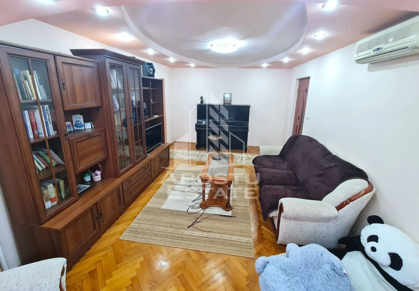 Apartament 2 camere, 66 mp,Etaj 1, Calea Romanilo - Apostu Estate va propune spre inchiriere un apartament cu 2 camere semidecomandat, situat la etajul 1, in zona Calea Romanilor.
Cu o suprafata generoasa de 66 mp, apartamentul ofera un spatiu confortabil si bine organizat, fiind ideal pentru persoane care isi doresc o locuinta primitoare si complet pregatita pentru mutare. 
Proprietatea se inchiriaza complet mobilata si utilata, astfel incat viitorii chiriasi sa se poata bucura de confort inca din prima zi.
Locuinta beneficiaza de un ambient placut, camere spatioase si luminoase, precum si de un plus de siguranta prin existenta camerelor video de supraveghere amplasate pe casa scarii.
Conditii de inchiriere:
Contract pe o perioada minima de 1 an;
Garantie echivalenta cu 2 luni de chirie;
Garantia nu se restituie in cazul incetarii contractului inainte de expirarea perioadei minime de 1 an;
Pret fix: 350 Euro/luna.
Datorita amplasarii excelente, proprietatea ofera acces rapid catre magazine, mijloace de transport, institutii de invatamant si alte puncte de interes.
Pentru informatii suplimentare si programarea unei vizionari, echipa Apostu Estate va sta la dispozitie.
ID : CP3145095