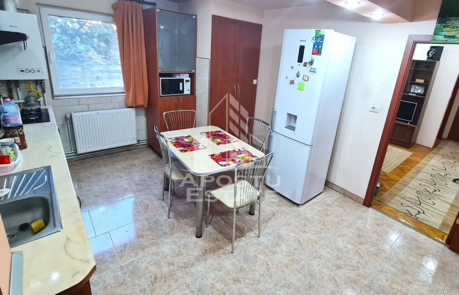 Apartament 2 camere, 66 mp,Etaj 1, Calea Romanilo - Apostu Estate va propune spre inchiriere un apartament cu 2 camere semidecomandat, situat la etajul 1, in zona Calea Romanilor.
Cu o suprafata generoasa de 66 mp, apartamentul ofera un spatiu confortabil si bine organizat, fiind ideal pentru persoane care isi doresc o locuinta primitoare si complet pregatita pentru mutare. 
Proprietatea se inchiriaza complet mobilata si utilata, astfel incat viitorii chiriasi sa se poata bucura de confort inca din prima zi.
Locuinta beneficiaza de un ambient placut, camere spatioase si luminoase, precum si de un plus de siguranta prin existenta camerelor video de supraveghere amplasate pe casa scarii.
Conditii de inchiriere:
Contract pe o perioada minima de 1 an;
Garantie echivalenta cu 2 luni de chirie;
Garantia nu se restituie in cazul incetarii contractului inainte de expirarea perioadei minime de 1 an;
Pret fix: 350 Euro/luna.
Datorita amplasarii excelente, proprietatea ofera acces rapid catre magazine, mijloace de transport, institutii de invatamant si alte puncte de interes.
Pentru informatii suplimentare si programarea unei vizionari, echipa Apostu Estate va sta la dispozitie.
ID : CP3145095