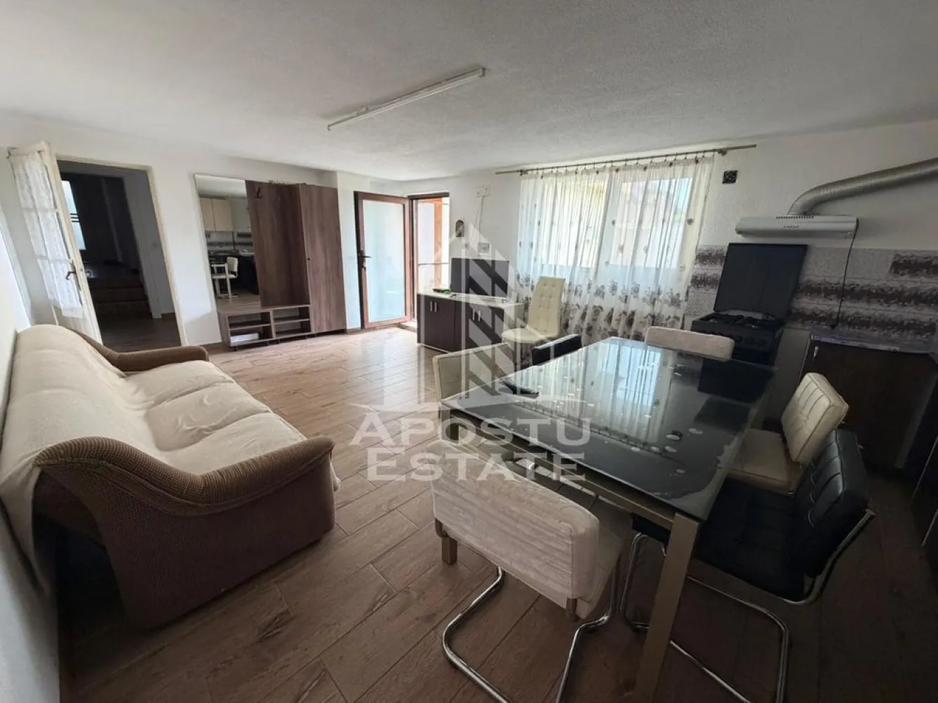 Apartament 3 camere de inchiriat, terasa, Mosnita Noua - Agentia imobiliara APOSTU ESTATE va propune spre inchiriere apartament la casa cu 3 camere,terasa acoperita, situata in Mosnita Noua, o zona linistita si bine pozitionata fata de Timisoara, potrivit pentru cupluri sau familii care isi doresc o locuinta unde sa se simta confortabil si cu acces facil catre scoli, statii de autobuz, supermarketuri , magazine de zona, parcuri. Exista posibilitatea de a inchria toata casa la pretul de 1000€(negociabil)

Suprafata utila:160mp
Compartimentare eficienta:
-Hol de acces generos
-Bucatarie complet mobilata si utilata, cu loc de luat masa pe terasa acoprita
-Living luminos si spatios
-2 dormitoare complet mobilate
-Baie prevazuta cu dus,

Confort si facilitati:
-Incalzirea casei se face cu ajutorul centralei proprii 
-Apartamentul este complet mobilat
-Curte proprie complet amenajata

Localizare:
-Timis,Timisoara, zona Mosnita Noua – acces facil spre magazine, supermarketul, scoli, parcuri si mijloace de transport in comun.

Ideal pentru:
-Familii
-Cupluri

Disponibilitate: imediat
Pret chirie lunara: 550 euro 
Pret garantie: 550€
Programeaza o vizionare pentru a-ti putea imagina viitorul aici!
ID intern: CP3129765