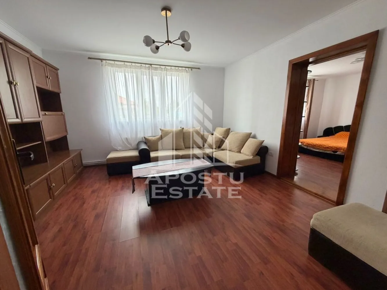 Apartament 3 camere de inchiriat, terasa, Mosnita Noua - Agentia imobiliara APOSTU ESTATE va propune spre inchiriere apartament la casa cu 3 camere,terasa acoperita, situata in Mosnita Noua, o zona linistita si bine pozitionata fata de Timisoara, potrivit pentru cupluri sau familii care isi doresc o locuinta unde sa se simta confortabil si cu acces facil catre scoli, statii de autobuz, supermarketuri , magazine de zona, parcuri. Exista posibilitatea de a inchria toata casa la pretul de 1000€(negociabil)

Suprafata utila:160mp
Compartimentare eficienta:
-Hol de acces generos
-Bucatarie complet mobilata si utilata, cu loc de luat masa pe terasa acoprita
-Living luminos si spatios
-2 dormitoare complet mobilate
-Baie prevazuta cu dus,

Confort si facilitati:
-Incalzirea casei se face cu ajutorul centralei proprii 
-Apartamentul este complet mobilat
-Curte proprie complet amenajata

Localizare:
-Timis,Timisoara, zona Mosnita Noua – acces facil spre magazine, supermarketul, scoli, parcuri si mijloace de transport in comun.

Ideal pentru:
-Familii
-Cupluri

Disponibilitate: imediat
Pret chirie lunara: 550 euro 
Pret garantie: 550€
Programeaza o vizionare pentru a-ti putea imagina viitorul aici!
ID intern: CP3129765