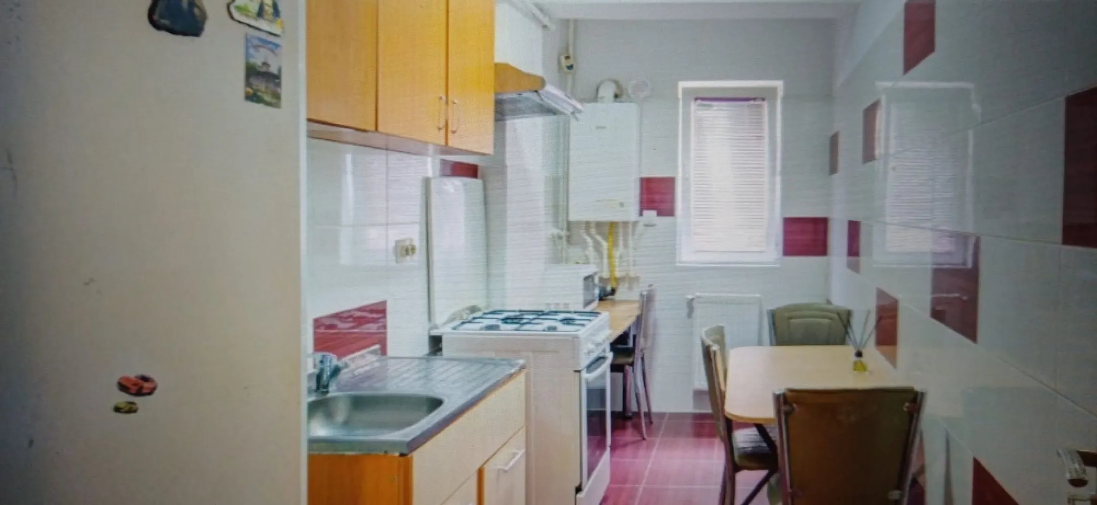 Garsoniera de Vanzare - zona Paraul Rece - 35 mp - Va propun spre vanzare o garsonieră decomandată, complet mobilată și utilată – gata de mutare | Popești-Leordeni.

Preț: 59.000 €
Suprafață utilă: 35 mp
Compartimentare: Decomandată
Etaj: Parter înalt, într-un imobil P+4

Descoperă o garsonieră elegantă și bine compartimentată, ideală atât pentru locuit, cât și pentru investiție. Cu o suprafață utilă de 34 mp și balcon, proprietatea oferă un spațiu confortabil, luminos și eficient organizat.

Locuința se vinde complet mobilată și utilată, fiind pregătită pentru mutare imediată, fără investiții suplimentare. Amenajarea este realizată într-un stil modern și armonios, care creează o atmosferă plăcută și primitoare.

Dotări și beneficii:

Compartimentare decomandată
Centrală termică proprie
Aer condiționat
Mobilier și electrocasnice incluse
Balcon
Parter înalt
Bloc cu regim redus de înălțime (P+4)

Parcare - cota indiviza

Imobilul este situat într-o zonă liniștită și apreciată din Popești-Leordeni, cu acces facil către mijloace de transport, centre comerciale, magazine și alte puncte de interes, oferind un echilibru excelent între confort și accesibilitate.

Această proprietate reprezintă o alegere potrivită pentru cei care își doresc un cămin gata pregătit sau o investiție cu potențial foarte bun de închiriere.

ALEXXIMOB ESTATE - TEL. 0751454742

COMISION 500 E.