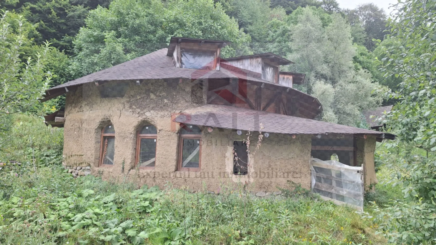 VANZARE ANSAMBLU CASUTE BRADULET ARGES - Situată pe valea Vâlsanului, într-o zonă pitorească de dealuri retrase, această proprietate impresionantă se află la doar 10 km de munții Făgăraș. Proprietatea cuprinde două cabane din lemn și o casă ecologică de COB, totalizând aproximativ 210 mp de suprafață construită, conform documentelor oficiale.
*Cabanele de lemn:*
- Fiecare cabană este construită din scânduri de brad, cu dimensiuni de 3,5 m lungime și 4 cm grosime, îmbinate în stil lego.
- Suprafața utilă totală: 40 mp (20 mp la parter și 20 mp în podul mansardat).
- Alimentate cu energie electrică prin panouri solare și apă potabilă din fântâna aflată la 10 m distanță.
- Podul mansardat, extins cu un balcon, poate fi utilizat ca spațiu de joacă sau de relaxare pentru copii.
*A doua cabană de lemn:*
- Suprafață utilă: 40 mp, cu pereți dublați și izolați cu vată minerală.
- Pod mansardat mobilat și balcon mare, asigurând un confort optim atât vara cât și iarna.
- Grup sanitar exterior, cu WC și duș, alimentat cu apă de la fântână.
*Casa ecologică de COB:*
- Parterul are o suprafață de 70 mp și cuprinde: un antreu spațios, un salon de 50 mp cu bucătărie open-space, cămară mare, baie, duș și o cameră pentru mașina de spălat.
- Apartament la parter cu dormitor, totalizând 20 mp.
- Etajul de 60 mp, izolat cu vată minerală, are două dormitoare decomandate și un dressing, fiecare având ieșire spre pădure prin uși de termopan.
*Terenul:*
- Suprafață totală: 2700 mp, având formă de litera "L" și o deschidere de 60 m.
- Proprietatea este situată într-o căldare naturală, denumită Luncă, străjuită de pădure în partea superioară și de pășuni și livezi lateral.
- Trei lacuri mari și șase lacuri mai mici se află în fața proprietății, oferind un peisaj deosebit și oportunități pentru activități recreative.
- Livadă de pomi fructiferi, incluzând nuci, meri, pruni, piersici și altele.
Această proprietate oferă liniște, aer curat și un peisaj magnific, fiind ideală pentru vacanțe relaxante și confortabile. 😊