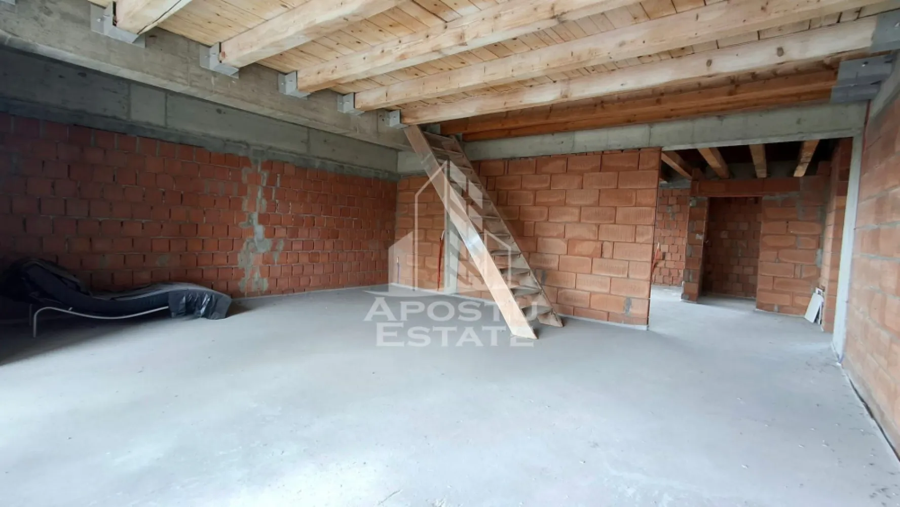 Penthouse la rosu 169 mpu, Vedere panoramica - Apostu Estate va propune spre vanzare un apartament cu un potential deosebit, situat la etajul 5 din 5, beneficiind de o terasa impresionanta de 169 mp utili.

Proprietatea se afla in stadiu „la rosu” la interior, oferind viitorului proprietar libertatea completa de a configura si personaliza spatiul in functie de propriile nevoi si viziuni. Exteriorul este izolat, iar constructia inalta permite inclusiv posibilitatea de mansardare si extindere a suprafetei utile, transformand acest imobil intr-o investitie cu adevarat versatila.

Datorita suprafetei generoase, locuinta permite multiple configuratii, putand fi compartimentata cu usurinta in cel putin 4 camere, bucatarie, sufragerie, 2 bai, dressing si alte spatii utile, in functie de preferinte.

Apartamentul dispune de usa metalica la intrare si tamplarie PVC, iar flexibilitatea spatiului ofera sansa rara de a crea un design interior complet personalizat, adaptat stilului de viata al viitorului proprietar.

Unul dintre punctele forte ale proprietatii il reprezinta terasa ampla si privelistea panoramica spectaculoasa, cu vedere pe trei laturi, oferind lumina naturala din abundenta si un cadru unic.

Aceasta proprietate este ideala pentru cei care isi doresc sa isi puna amprenta personala in totalitate si sa transforme un spatiu amplu intr-o locuinta moderna, functionala si exclusivista. Pentru mai multe informatii si programarea unei vizionari, echipa Apostu Estate va sta la dispozitie.