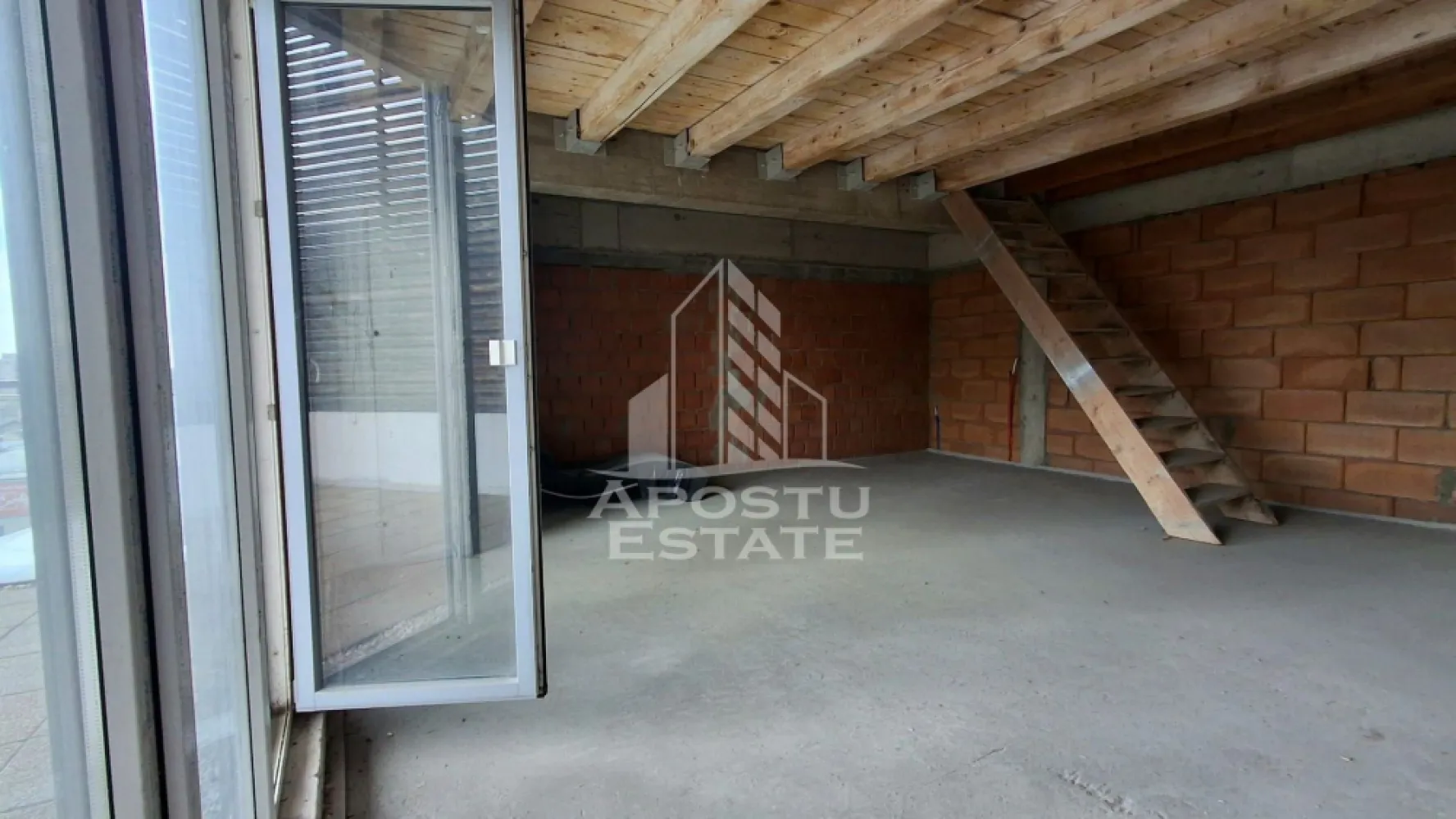 Penthouse la rosu 169 mpu, Vedere panoramica - Apostu Estate va propune spre vanzare un apartament cu un potential deosebit, situat la etajul 5 din 5, beneficiind de o terasa impresionanta de 169 mp utili.

Proprietatea se afla in stadiu „la rosu” la interior, oferind viitorului proprietar libertatea completa de a configura si personaliza spatiul in functie de propriile nevoi si viziuni. Exteriorul este izolat, iar constructia inalta permite inclusiv posibilitatea de mansardare si extindere a suprafetei utile, transformand acest imobil intr-o investitie cu adevarat versatila.

Datorita suprafetei generoase, locuinta permite multiple configuratii, putand fi compartimentata cu usurinta in cel putin 4 camere, bucatarie, sufragerie, 2 bai, dressing si alte spatii utile, in functie de preferinte.

Apartamentul dispune de usa metalica la intrare si tamplarie PVC, iar flexibilitatea spatiului ofera sansa rara de a crea un design interior complet personalizat, adaptat stilului de viata al viitorului proprietar.

Unul dintre punctele forte ale proprietatii il reprezinta terasa ampla si privelistea panoramica spectaculoasa, cu vedere pe trei laturi, oferind lumina naturala din abundenta si un cadru unic.

Aceasta proprietate este ideala pentru cei care isi doresc sa isi puna amprenta personala in totalitate si sa transforme un spatiu amplu intr-o locuinta moderna, functionala si exclusivista. Pentru mai multe informatii si programarea unei vizionari, echipa Apostu Estate va sta la dispozitie.