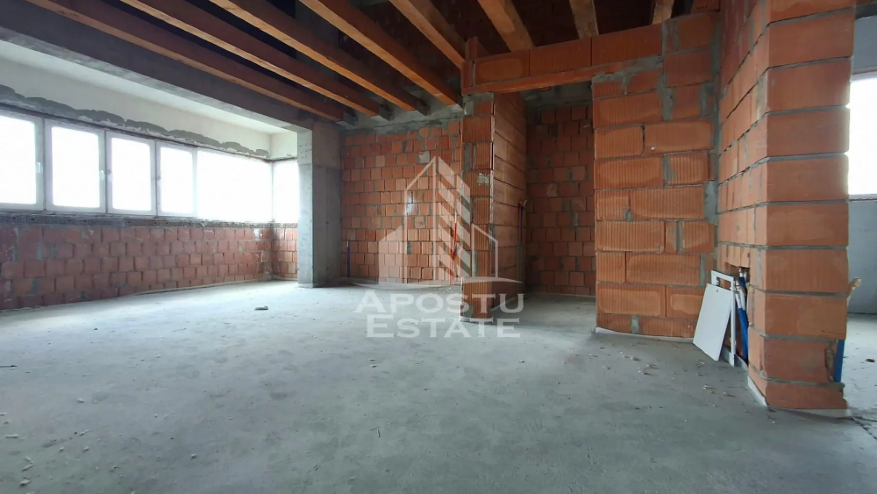 Penthouse la rosu 169 mpu, Vedere panoramica - Apostu Estate va propune spre vanzare un apartament cu un potential deosebit, situat la etajul 5 din 5, beneficiind de o terasa impresionanta de 169 mp utili.

Proprietatea se afla in stadiu „la rosu” la interior, oferind viitorului proprietar libertatea completa de a configura si personaliza spatiul in functie de propriile nevoi si viziuni. Exteriorul este izolat, iar constructia inalta permite inclusiv posibilitatea de mansardare si extindere a suprafetei utile, transformand acest imobil intr-o investitie cu adevarat versatila.

Datorita suprafetei generoase, locuinta permite multiple configuratii, putand fi compartimentata cu usurinta in cel putin 4 camere, bucatarie, sufragerie, 2 bai, dressing si alte spatii utile, in functie de preferinte.

Apartamentul dispune de usa metalica la intrare si tamplarie PVC, iar flexibilitatea spatiului ofera sansa rara de a crea un design interior complet personalizat, adaptat stilului de viata al viitorului proprietar.

Unul dintre punctele forte ale proprietatii il reprezinta terasa ampla si privelistea panoramica spectaculoasa, cu vedere pe trei laturi, oferind lumina naturala din abundenta si un cadru unic.

Aceasta proprietate este ideala pentru cei care isi doresc sa isi puna amprenta personala in totalitate si sa transforme un spatiu amplu intr-o locuinta moderna, functionala si exclusivista. Pentru mai multe informatii si programarea unei vizionari, echipa Apostu Estate va sta la dispozitie.
