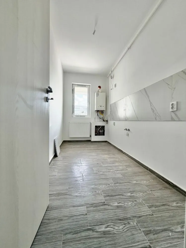 Garsoniera decomandata - Militari Residence - TVA INCLUS !!

Vă prezentăm o garsonieră deosebită, situată în cartierul Militari Residence, într-un bloc modern cu regim de înălțime P+3, poziționat strategic pentru a vă oferi confort și accesibilitate.

Detalii proprietate:

- Tip: Garsonieră
- Etaj: Demisol înalt
- Finalizata - mutare imediata !!
- Locație: Militari Residence

Avantaje:

- Bloc nou, construit cu materiale de calitate, garantând un standard ridicat de confort.
- Poziție excelentă, în imediata apropiere a mijloacelor de transport în comun, pentru o deplasare facilă către orice zonă a orașului.
- Acces rapid la instituții educaționale (școli publice), centre comerciale, supermarketuri și mall-uri.
- Zonă liniștită, ideală pentru locuit sau investiție.

Acum este momentul să achiziționați locuința visurilor dumneavoastră!

Contactați-ne pentru mai multe detalii și programarea unei vizionări.