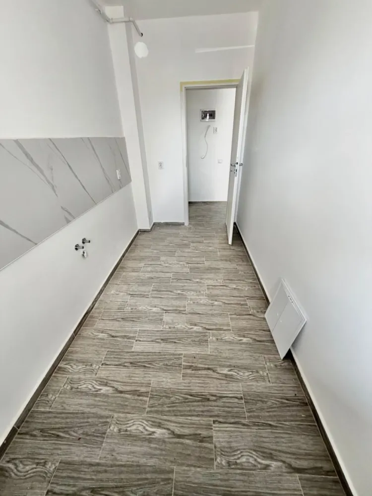 Garsoniera decomandata - Militari Residence - TVA INCLUS !!

Vă prezentăm o garsonieră deosebită, situată în cartierul Militari Residence, într-un bloc modern cu regim de înălțime P+3, poziționat strategic pentru a vă oferi confort și accesibilitate.

Detalii proprietate:

- Tip: Garsonieră
- Etaj: Demisol înalt
- Finalizata - mutare imediata !!
- Locație: Militari Residence

Avantaje:

- Bloc nou, construit cu materiale de calitate, garantând un standard ridicat de confort.
- Poziție excelentă, în imediata apropiere a mijloacelor de transport în comun, pentru o deplasare facilă către orice zonă a orașului.
- Acces rapid la instituții educaționale (școli publice), centre comerciale, supermarketuri și mall-uri.
- Zonă liniștită, ideală pentru locuit sau investiție.

Acum este momentul să achiziționați locuința visurilor dumneavoastră!

Contactați-ne pentru mai multe detalii și programarea unei vizionări.