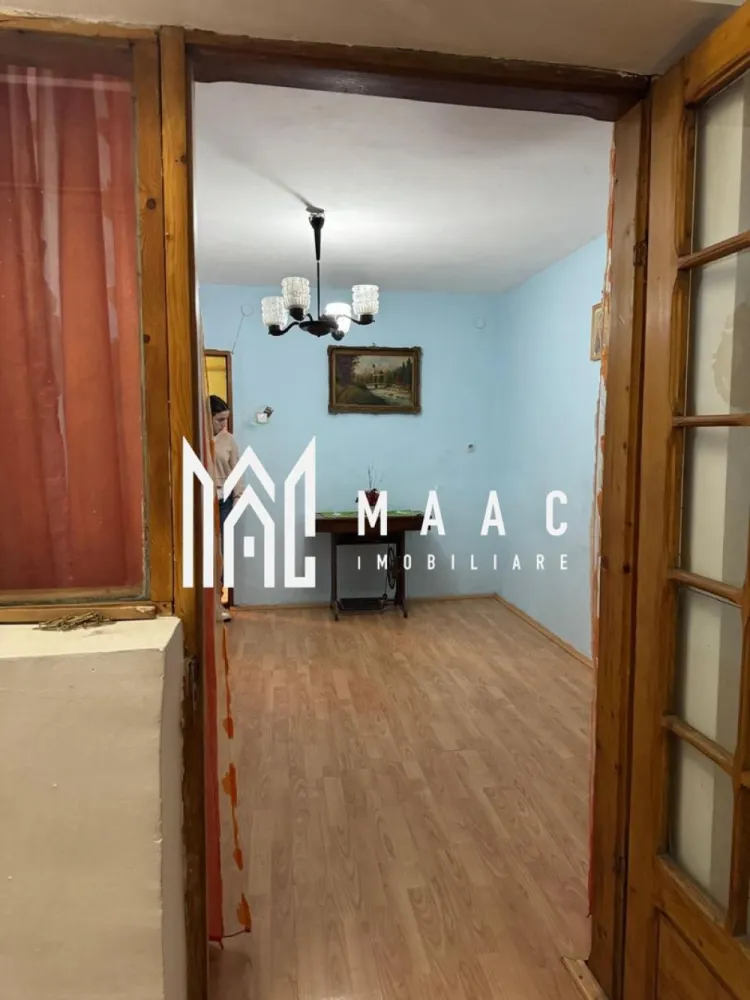 Apartament 2 camere | etaj 3 | Nord | 44 mp | - MAAC Imobiliare vă propune spre vânzare un apartament cu 2 camere, situat pe strada Doctor Hacman, într-o zonă apreciată pentru accesibilitate și proximitatea față de principalele puncte de interes ale orașului. Proprietatea este amplasată la etajul 3 din 4 al unui bloc bine întreținut, oferind un echilibru ideal între confort și funcționalitate.
Caracteristici:
Apartament cu 2 camere
Situat pe strada Doctor Hacman
Etaj 3 din 4
Compartimentare practică
Ideal pentru locuit sau investiție
Bloc bine întreținut
Compartimentare:
Living luminos
Dormitor
Bucătărie
Baie
Hol
Dotări:
Spații bine organizate
Camere luminoase
Posibilitate de personalizare după preferințe
Avantaje:
Poziționare excelentă
Acces rapid către centrul orașului
Aproape de magazine, școli, farmacii și mijloace de transport
Zonă liniștită și bine conectată
Potrivit atât pentru locuință personală, cât și pentru investiție
Această proprietate reprezintă o oportunitate excelentă pentru cei care caută un apartament într-o zonă accesibilă și apreciată din Râmnicu Vâlcea.
Pentru mai multe informații și programarea unei vizionări, echipa MAAC Imobiliare vă stă la dispoziție.ID 3137480