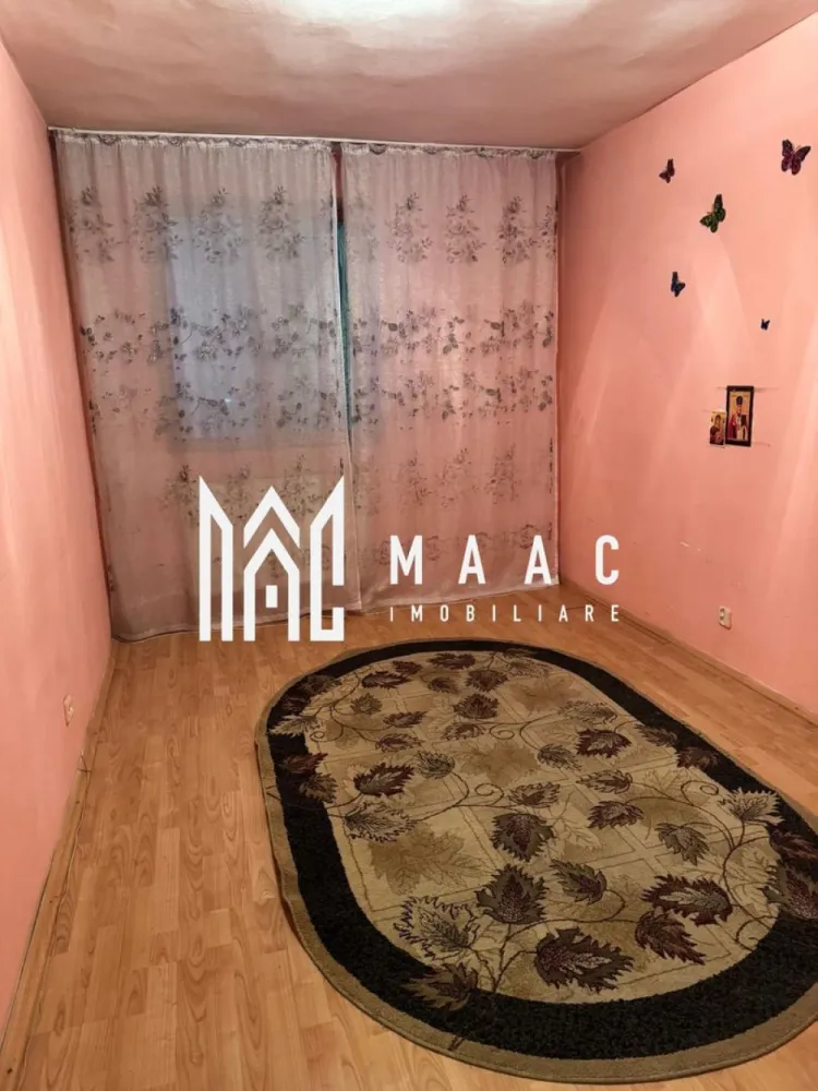 Apartament 2 camere | etaj 3 | Nord | 44 mp | - MAAC Imobiliare vă propune spre vânzare un apartament cu 2 camere, situat pe strada Doctor Hacman, într-o zonă apreciată pentru accesibilitate și proximitatea față de principalele puncte de interes ale orașului. Proprietatea este amplasată la etajul 3 din 4 al unui bloc bine întreținut, oferind un echilibru ideal între confort și funcționalitate.
Caracteristici:
Apartament cu 2 camere
Situat pe strada Doctor Hacman
Etaj 3 din 4
Compartimentare practică
Ideal pentru locuit sau investiție
Bloc bine întreținut
Compartimentare:
Living luminos
Dormitor
Bucătărie
Baie
Hol
Dotări:
Spații bine organizate
Camere luminoase
Posibilitate de personalizare după preferințe
Avantaje:
Poziționare excelentă
Acces rapid către centrul orașului
Aproape de magazine, școli, farmacii și mijloace de transport
Zonă liniștită și bine conectată
Potrivit atât pentru locuință personală, cât și pentru investiție
Această proprietate reprezintă o oportunitate excelentă pentru cei care caută un apartament într-o zonă accesibilă și apreciată din Râmnicu Vâlcea.
Pentru mai multe informații și programarea unei vizionări, echipa MAAC Imobiliare vă stă la dispoziție.ID 3137480