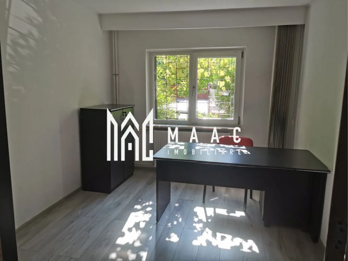 Apartament 4 camere | Centru | 89 mp | Parter | - MAAC Imobiliare vă propune spre vânzare un apartament spațios cu 4 camere, situat la parterul unui imobil construit între anii 1977 și 1990. Cu o suprafață generoasă de 89 mp și o compartimentare decomandată, această proprietate reprezintă alegerea ideală pentru o familie care își dorește confort, funcționalitate și acces facil.
Apartamentul beneficiază de finisaje de calitate, spații luminoase și o vedere plăcută către zona verde din jurul imobilului, oferind un ambient relaxant și primitor.
Caracteristici:
Apartament cu 4 camere
Suprafață: 89 mp
Compartimentare decomandată
Situat la parter
Bloc construit între 1977 și 1990
Recent renovat
Ideal pentru familie sau investiție
Compartimentare:
Living generos
3 dormitoare
Bucătărie
Baie
Hol spațios
Balcon
Dotări:
Pardoseli laminate
Baie dotată cu cadă
Finisaje moderne
Pereți finisați și vopsiți în alb
Tâmplărie din lemn
Spații luminoase și bine aerisite
Avantaje:
Compartimentare eficientă și funcțională
Suprafață generoasă de 89 mp
Vedere către grădină și spații verzi
Acces facil datorită poziționării la parter
Ideal pentru familii cu copii sau persoane care își doresc mai mult confort
Apartament renovat, pregătit pentru personalizare și mutare
Zonă liniștită și plăcută
Această proprietate oferă combinația perfectă între spațiu, confort și funcționalitate, fiind o oportunitate excelentă pentru cei care caută un cămin primitor într-o zonă liniștită și bine conectată.
Pentru mai multe informații și programarea unei vizionări, echipa MAAC Imobiliare vă stă la dispoziție.ID 3137246