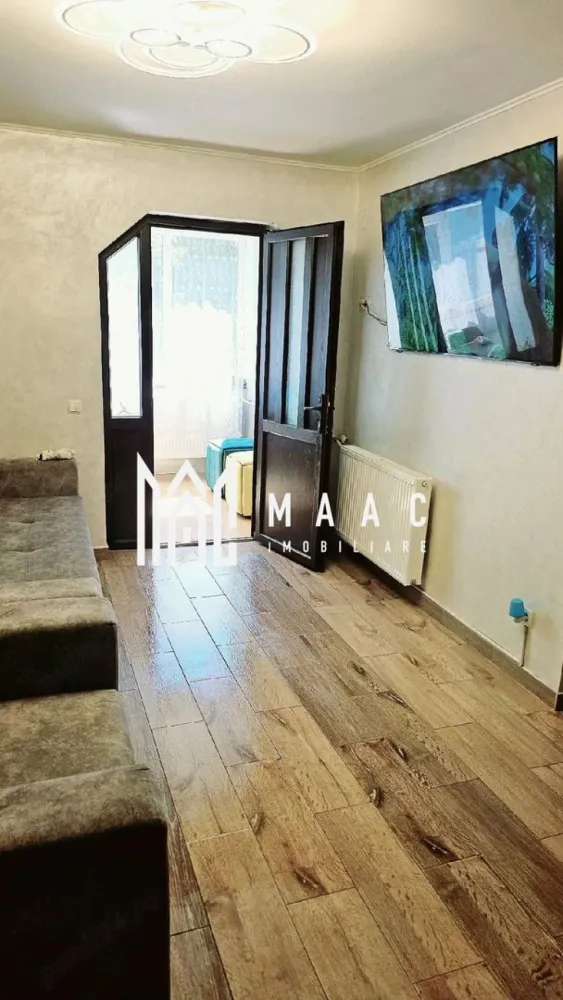 Apartament 2 camere | Nord | 38 mp | Parter | - MAAC Imobiliare vă propune spre vânzare un apartament cu 2 camere, situat în Zona Nord din Râmnicu Vâlcea, una dintre cele mai apreciate zone rezidențiale ale orașului. Amplasat la parter, în imediata apropiere a Școlii Nr. 2, imobilul reprezintă o oportunitate excelentă atât pentru locuit, cât și pentru investiție sau desfășurarea unei activități profesionale.
Caracteristici:
Apartament cu 2 camere
Situat la parter
Zona Nord – Școala Nr. 2
Suprafață utilă: 29,22 mp
Balcon: 9,77 mp
Boxă de aproximativ 10 mp
Disponibil imediat
Complet mobilat și utilat
Compartimentare:
Living
Dormitor
Bucătărie
Baie
Hol
Balcon generos
Boxă pentru depozitare
Dotări:
Mobilat complet
Utilat complet
Spații de depozitare suplimentare
Balcon spațios
Boxă proprie
Locuință pregătită pentru mutare imediată
Avantaje:
Poziționare excelentă într-o zonă cu cerere ridicată
Lângă Școala Nr. 2
În apropiere de Spitalul Sadmed
La câteva minute de Piața Nord
Acces rapid către magazine, farmacii și mijloace de transport
Ideal pentru locuit sau investiție
Potrivit pentru salon de înfrumusețare, cabinet de masaj, birou, cabinet de consultanță sau alte activități profesionale
Acces facil datorită poziționării la parter
Această proprietate oferă un excelent raport între locație, funcționalitate și potențial investițional, fiind o alegere inspirată pentru cei care își doresc o locuință practică sau un spațiu pentru dezvoltarea unei afaceri.
Pentru mai multe informații și programarea unei vizionări, echipa MAAC Imobiliare vă stă la dispoziție.ID 3137222