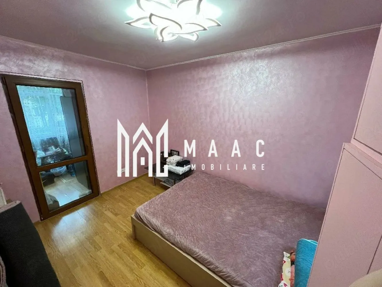 Apartament 2 camere | Nord | 38 mp | Parter | - MAAC Imobiliare vă propune spre vânzare un apartament cu 2 camere, situat în Zona Nord din Râmnicu Vâlcea, una dintre cele mai apreciate zone rezidențiale ale orașului. Amplasat la parter, în imediata apropiere a Școlii Nr. 2, imobilul reprezintă o oportunitate excelentă atât pentru locuit, cât și pentru investiție sau desfășurarea unei activități profesionale.
Caracteristici:
Apartament cu 2 camere
Situat la parter
Zona Nord – Școala Nr. 2
Suprafață utilă: 29,22 mp
Balcon: 9,77 mp
Boxă de aproximativ 10 mp
Disponibil imediat
Complet mobilat și utilat
Compartimentare:
Living
Dormitor
Bucătărie
Baie
Hol
Balcon generos
Boxă pentru depozitare
Dotări:
Mobilat complet
Utilat complet
Spații de depozitare suplimentare
Balcon spațios
Boxă proprie
Locuință pregătită pentru mutare imediată
Avantaje:
Poziționare excelentă într-o zonă cu cerere ridicată
Lângă Școala Nr. 2
În apropiere de Spitalul Sadmed
La câteva minute de Piața Nord
Acces rapid către magazine, farmacii și mijloace de transport
Ideal pentru locuit sau investiție
Potrivit pentru salon de înfrumusețare, cabinet de masaj, birou, cabinet de consultanță sau alte activități profesionale
Acces facil datorită poziționării la parter
Această proprietate oferă un excelent raport între locație, funcționalitate și potențial investițional, fiind o alegere inspirată pentru cei care își doresc o locuință practică sau un spațiu pentru dezvoltarea unei afaceri.
Pentru mai multe informații și programarea unei vizionări, echipa MAAC Imobiliare vă stă la dispoziție.ID 3137222