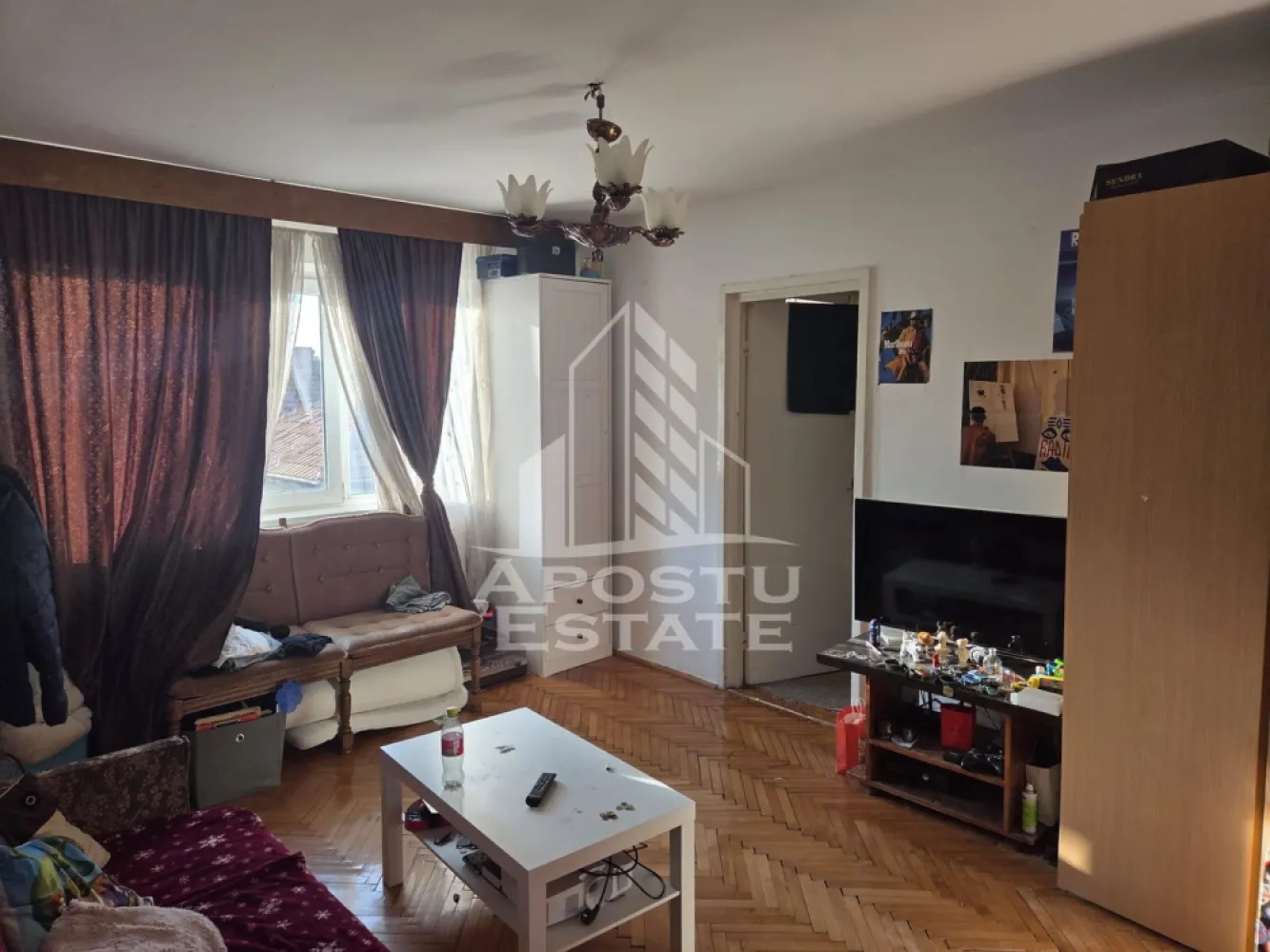 Apartament 2 camere, de vanzare, zona Iosefin, Timisoara - Agentia imobiliara APOSTU ESTATE va ofera spre vanzare un apartament cu 2 camere, mobilat si utilat, localizat in judetul Timis, Timisoara, zona Iosefin

Apartamentul are o suprafata de 40mp utili +balcon si este situat la etajul 3 al unui bloc cu 4 etaje.

- Hol de acces

- Bucatarie

-Living 

-Oormitor

- Baie cu cada si geam

-Balcon inchis

Confortul termic este asigurat prin intermediul termoficarii, dar se poate monta centrala proprie pe gaz.

Zona cu numeroase facilitati si puncte de interes precum: acces rapid si usor la mijloacele de transport in comun, si alte supermarket-uri in apropiere, farmacii, institutii de invatamant, restaurante, baruri, cafenele si multe altele.

Agentia imobiliara Apostu Estate va ofera consultanta bancara gratuita prin intermediul colaboratorilor nostri pentru alegerea celui mai potrivit tip de credit, astfel incat tu sa devi noul proprietar al acestui apartament.

Va asteptam cu drag la o vizionare!

CP3137441