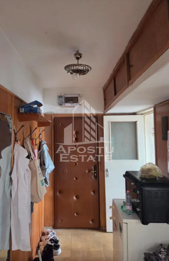 Apartament 2 camere, de vanzare, zona Iosefin, Timisoara - Agentia imobiliara APOSTU ESTATE va ofera spre vanzare un apartament cu 2 camere, mobilat si utilat, localizat in judetul Timis, Timisoara, zona Iosefin

Apartamentul are o suprafata de 40mp utili +balcon si este situat la etajul 3 al unui bloc cu 4 etaje.

- Hol de acces

- Bucatarie

-Living 

-Oormitor

- Baie cu cada si geam

-Balcon inchis

Confortul termic este asigurat prin intermediul termoficarii, dar se poate monta centrala proprie pe gaz.

Zona cu numeroase facilitati si puncte de interes precum: acces rapid si usor la mijloacele de transport in comun, si alte supermarket-uri in apropiere, farmacii, institutii de invatamant, restaurante, baruri, cafenele si multe altele.

Agentia imobiliara Apostu Estate va ofera consultanta bancara gratuita prin intermediul colaboratorilor nostri pentru alegerea celui mai potrivit tip de credit, astfel incat tu sa devi noul proprietar al acestui apartament.

Va asteptam cu drag la o vizionare!

CP3137441