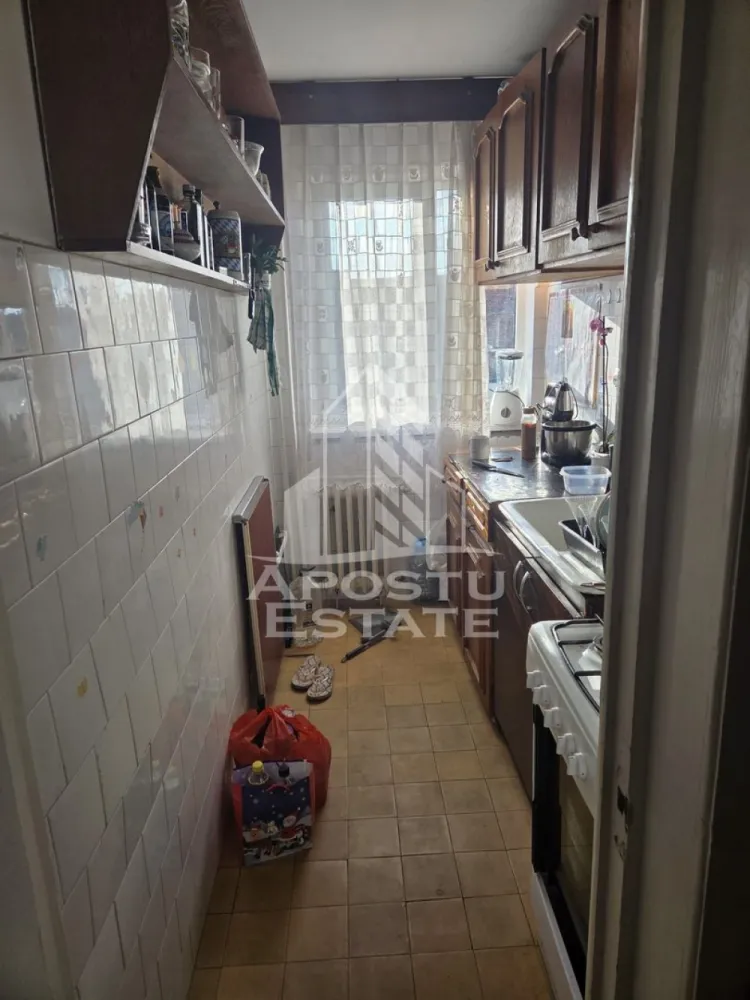 Apartament 2 camere, de vanzare, zona Iosefin, Timisoara - Agentia imobiliara APOSTU ESTATE va ofera spre vanzare un apartament cu 2 camere, mobilat si utilat, localizat in judetul Timis, Timisoara, zona Iosefin

Apartamentul are o suprafata de 40mp utili +balcon si este situat la etajul 3 al unui bloc cu 4 etaje.

- Hol de acces

- Bucatarie

-Living 

-Oormitor

- Baie cu cada si geam

-Balcon inchis

Confortul termic este asigurat prin intermediul termoficarii, dar se poate monta centrala proprie pe gaz.

Zona cu numeroase facilitati si puncte de interes precum: acces rapid si usor la mijloacele de transport in comun, si alte supermarket-uri in apropiere, farmacii, institutii de invatamant, restaurante, baruri, cafenele si multe altele.

Agentia imobiliara Apostu Estate va ofera consultanta bancara gratuita prin intermediul colaboratorilor nostri pentru alegerea celui mai potrivit tip de credit, astfel incat tu sa devi noul proprietar al acestui apartament.

Va asteptam cu drag la o vizionare!

CP3137441