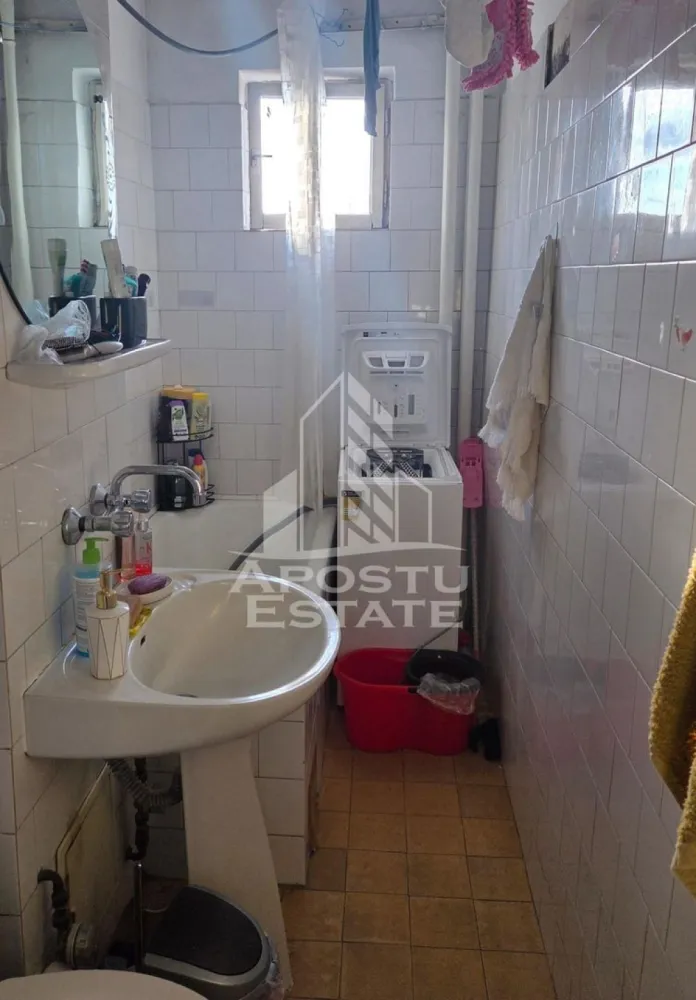 Apartament 2 camere, de vanzare, zona Iosefin, Timisoara - Agentia imobiliara APOSTU ESTATE va ofera spre vanzare un apartament cu 2 camere, mobilat si utilat, localizat in judetul Timis, Timisoara, zona Iosefin

Apartamentul are o suprafata de 40mp utili +balcon si este situat la etajul 3 al unui bloc cu 4 etaje.

- Hol de acces

- Bucatarie

-Living 

-Oormitor

- Baie cu cada si geam

-Balcon inchis

Confortul termic este asigurat prin intermediul termoficarii, dar se poate monta centrala proprie pe gaz.

Zona cu numeroase facilitati si puncte de interes precum: acces rapid si usor la mijloacele de transport in comun, si alte supermarket-uri in apropiere, farmacii, institutii de invatamant, restaurante, baruri, cafenele si multe altele.

Agentia imobiliara Apostu Estate va ofera consultanta bancara gratuita prin intermediul colaboratorilor nostri pentru alegerea celui mai potrivit tip de credit, astfel incat tu sa devi noul proprietar al acestui apartament.

Va asteptam cu drag la o vizionare!

CP3137441