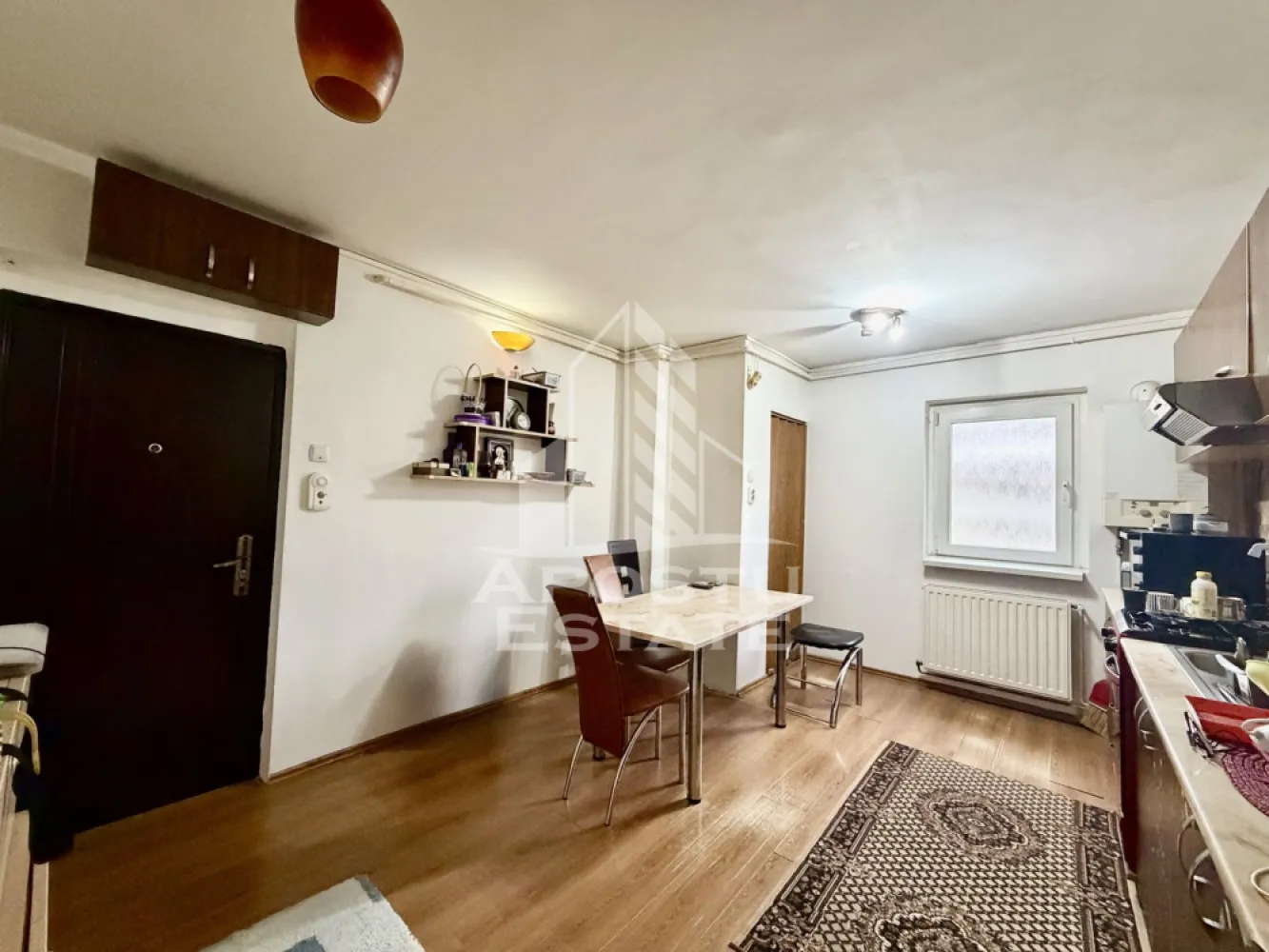 Apartament cu 3 camere,semidecomandat,centrala proprie ,zona Girocului - Apostu Estate va propune spre vanzare un apartament cu 3 camere,semidecomandat ,situat la etajul 4 al unui bloc cu 4 etaje , cu acoperis de tigla, in zona Girocului.
Apartamentul dispune de o suprafata de 64 mp utili+balcon si este compartimentat astfel:
-bucatarie cu debara 
-living cu acces la balcon deschis 
-2 dormitoare 
-baie cu cada si geam 
Confortul termic este asigurat de centrala proprie pe gaz si aparatul de aer conditionat.
Apartamentul se vinde mobilat si utilat ,precum este prezentat in imagini.Disponibilitate imediata.
Va asteptam la o vizionare chiar astazi .
CP2865623