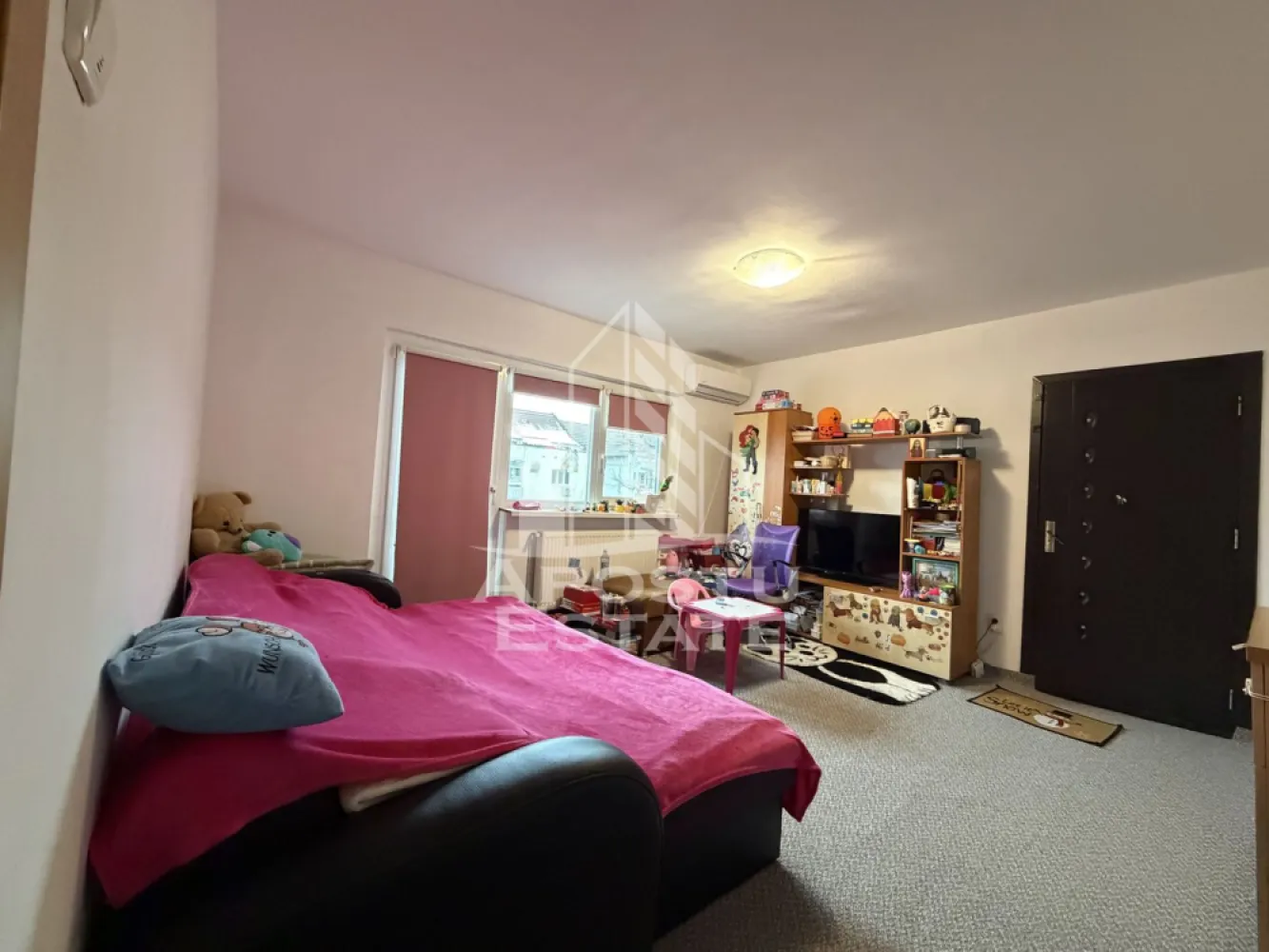 Apartament cu 3 camere,semidecomandat,centrala proprie ,zona Girocului - Apostu Estate va propune spre vanzare un apartament cu 3 camere,semidecomandat ,situat la etajul 4 al unui bloc cu 4 etaje , cu acoperis de tigla, in zona Girocului.
Apartamentul dispune de o suprafata de 64 mp utili+balcon si este compartimentat astfel:
-bucatarie cu debara 
-living cu acces la balcon deschis 
-2 dormitoare 
-baie cu cada si geam 
Confortul termic este asigurat de centrala proprie pe gaz si aparatul de aer conditionat.
Apartamentul se vinde mobilat si utilat ,precum este prezentat in imagini.Disponibilitate imediata.
Va asteptam la o vizionare chiar astazi .
CP2865623